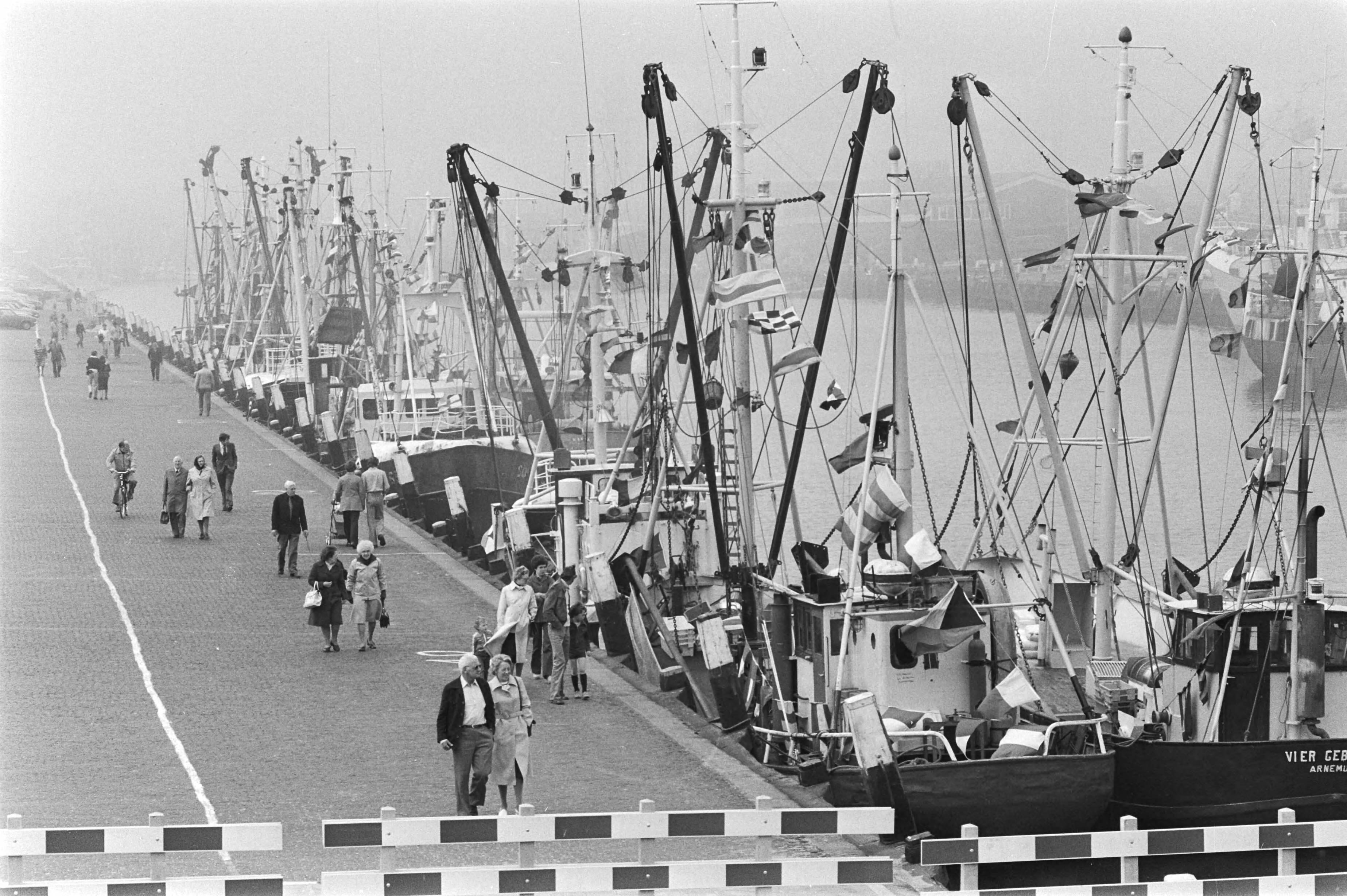 Fotocollectie Anefo — Vlaggetjesdag inn Scheveningen — Foto: Suyk, Koen / Anefo. Licentie: Set B: Rechtenvrij / Publiek Domein. Bron: Nationaal Archief. http://hdl.handle.net/10648/acb474ae-d0b4-102d-bcf8-003048976d84