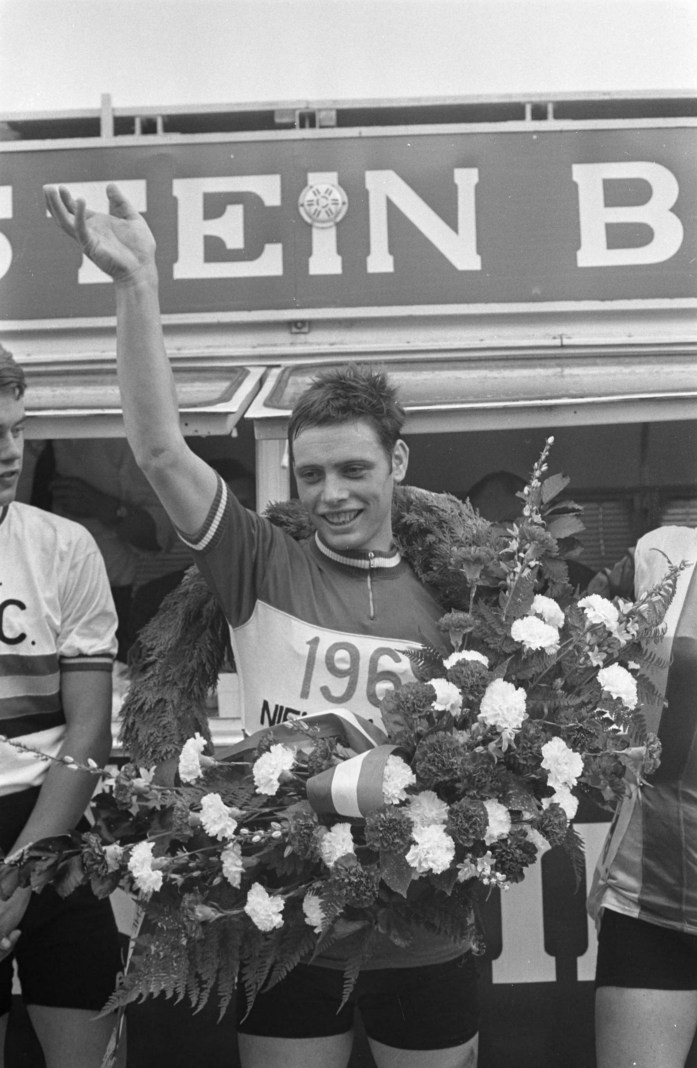 Fotocollectie Anefo — Kampioenschap van Nederland Wielrennen, nieuwelingen te Zandvoort. Sjaak Deckers uit Guttecoven — Foto: Kroon, Ron / Anefo. Licentie: Set B: Rechtenvrij / Publiek Domein. Bron: Nationaal Archief. http://hdl.handle.net/10648/ab46d544-d0b4-102d-bcf8-003048976d84