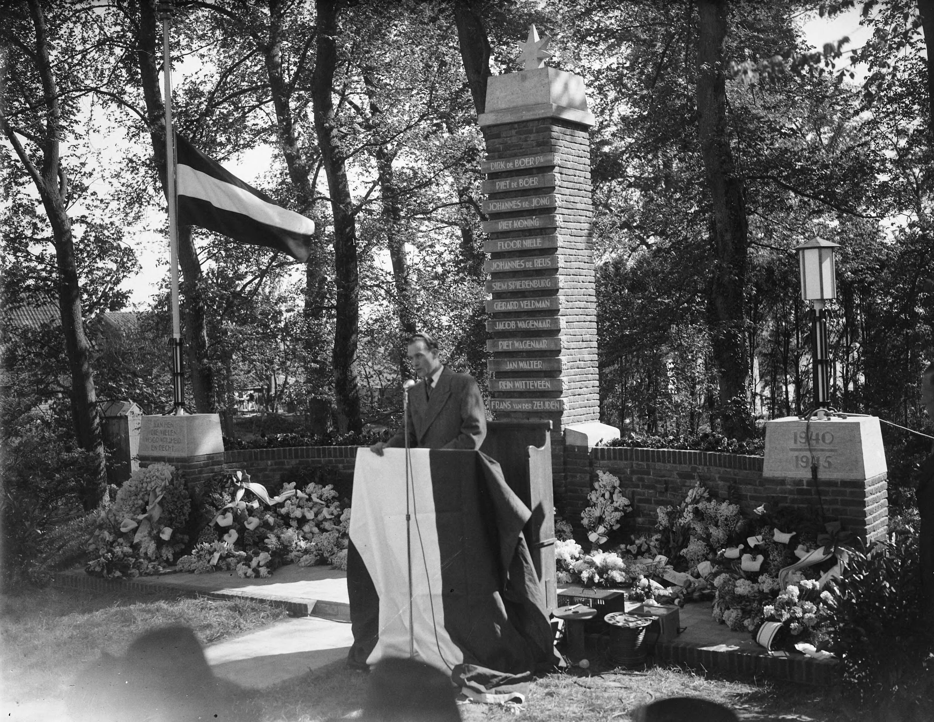 Fotocollectie Anefo — Onthulling van het Monument aan de Noordervaart te Stompetoren — Foto: Sagers, Harry / Anefo. Licentie: Set B: Rechtenvrij / Publiek Domein. Bron: Nationaal Archief. http://hdl.handle.net/10648/a89da962-d0b4-102d-bcf8-003048976d84