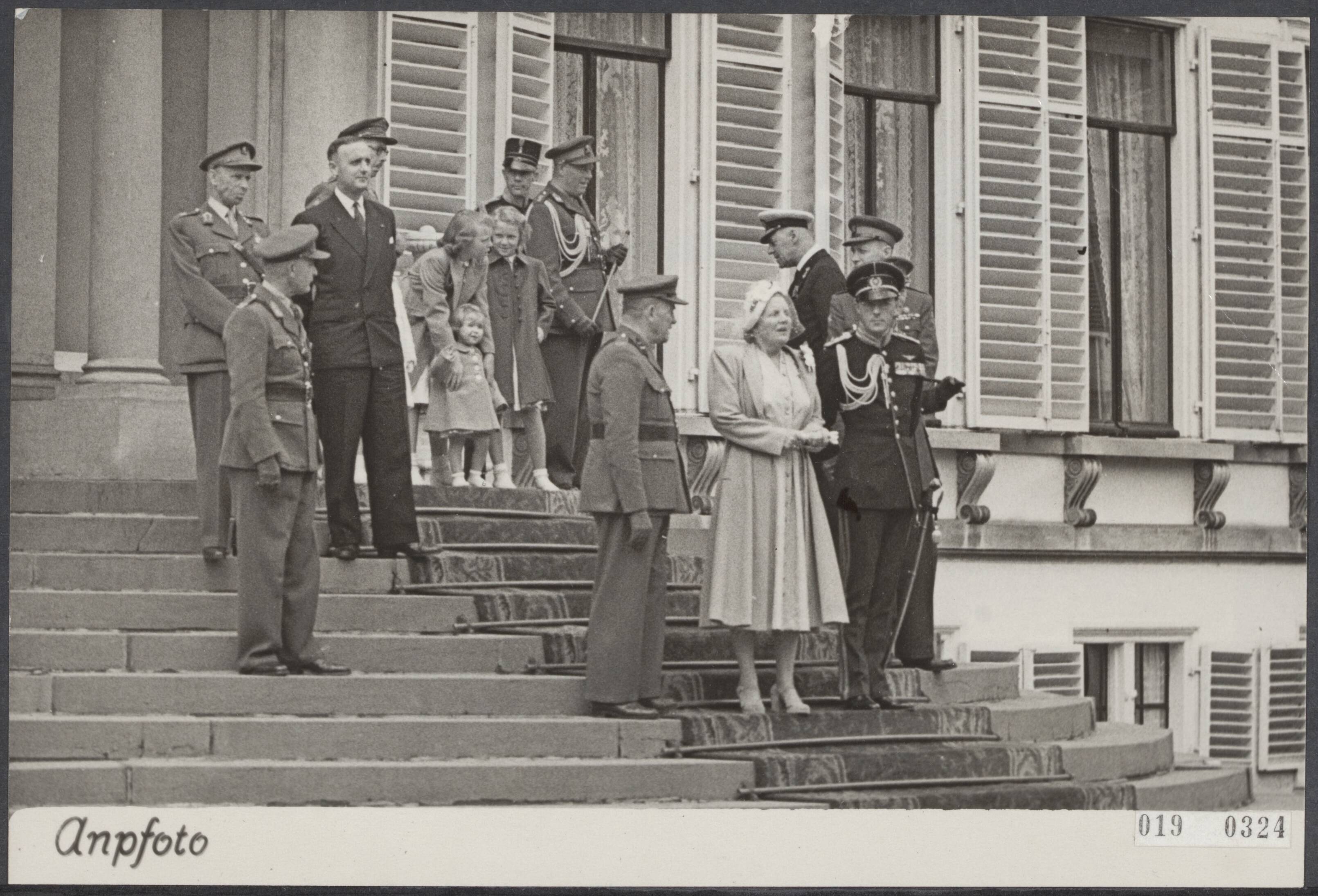 Fotocollectie Elsevier Binnenland — Ter gelegenheid van de herdenking van het feit dat 110 jaar geleden de Garderegimenten Grenadiers en Jagers werden opgericht werd voor koningin Juliana en prins Bernhard voor het paleis Soestdijk door de jubilerende regimenten gedefileerd — Foto: ANP / RVD of rechtenvrij. Licentie: Set B: Rechtenvrij / Publiek Domein. Bron: Nationaal Archief. http://hdl.handle.net/10648/adc62d74-d0b4-102d-bcf8-003048976d84