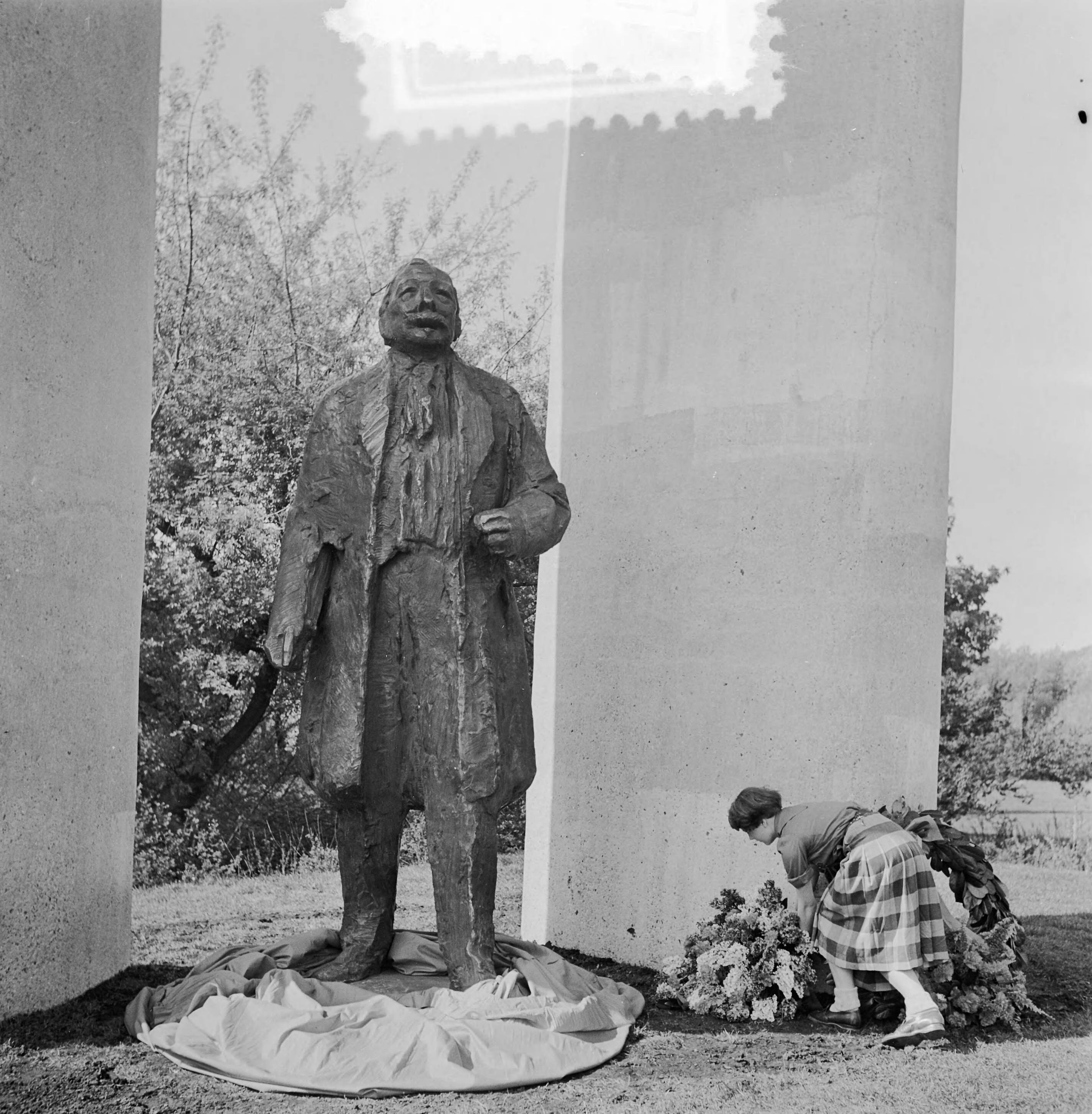Fotocollectie Anefo — Onthulling monument Troelstra in het Wesbroekpark te Den Haag — Foto: Noske, J.D. / Anefo. Licentie: Set B: Rechtenvrij / Publiek Domein. Bron: Nationaal Archief. http://hdl.handle.net/10648/a90bf958-d0b4-102d-bcf8-003048976d84