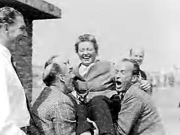 Tulpenrallye 1958 — Snelheidsproeven van de tiende internationale Tulpenrallye op het circuit van Zandvoort. [Navigator] Ruth Lautmann (Duitsland), winnaar Tulpenralley, [met bestuurder G. Kolwes, in een Volvo] — Foto: Bilsen, Joop van / Anefo. Licentie: Set B: Rechtenvrij / Publiek Domein. Bron: Nationaal Archief. http://hdl.handle.net/10648/ad78aca2-d0b4-102d-bcf8-003048976d84