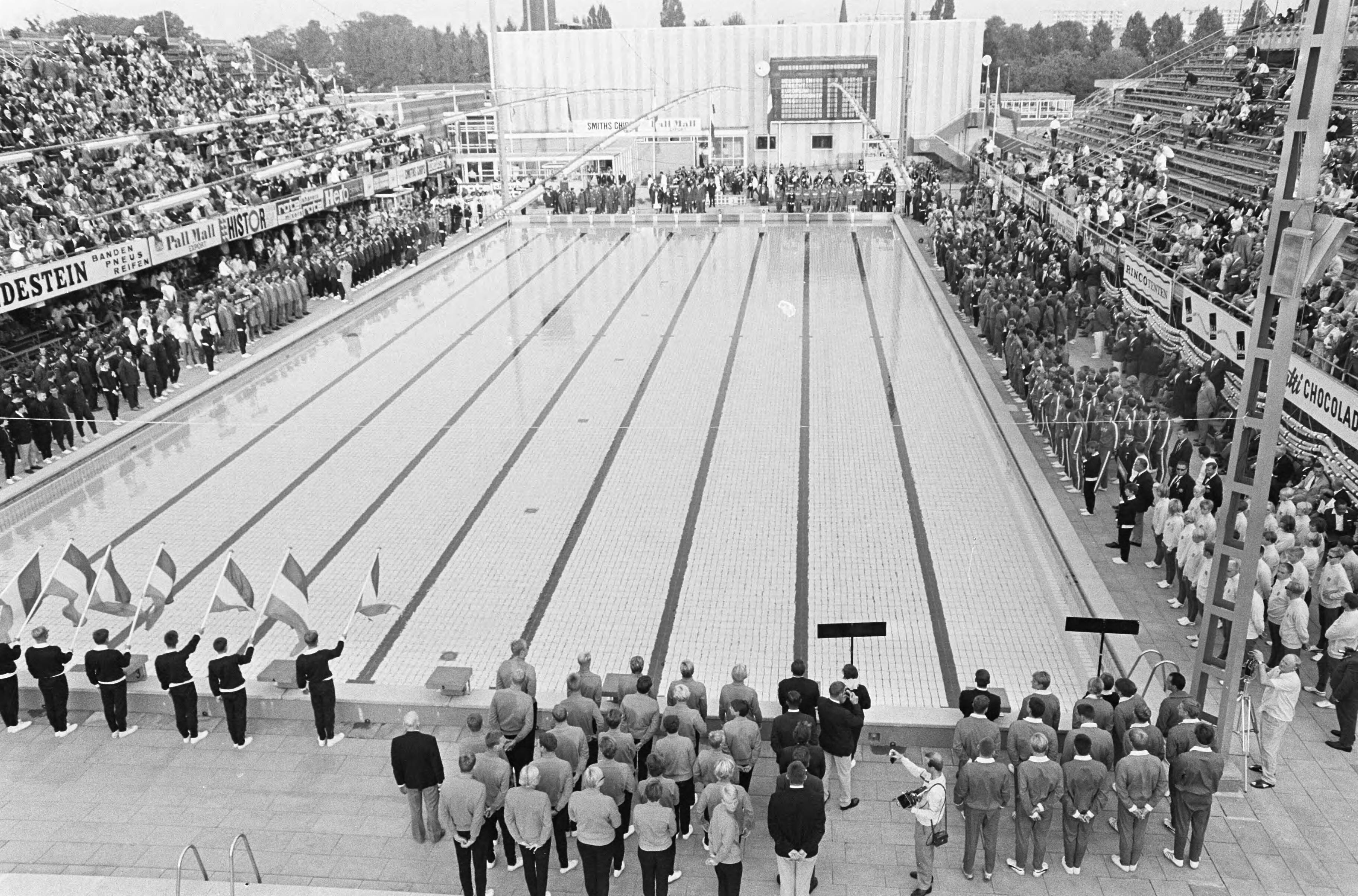 Fotocollectie Anefo — Europese Zwemkampioenschappen te Utrecht, overzicht opening — Foto: Kroon, Ron / Anefo. Licentie: Set B: Rechtenvrij / Publiek Domein. Bron: Nationaal Archief. http://hdl.handle.net/10648/aaf760f4-d0b4-102d-bcf8-003048976d84
