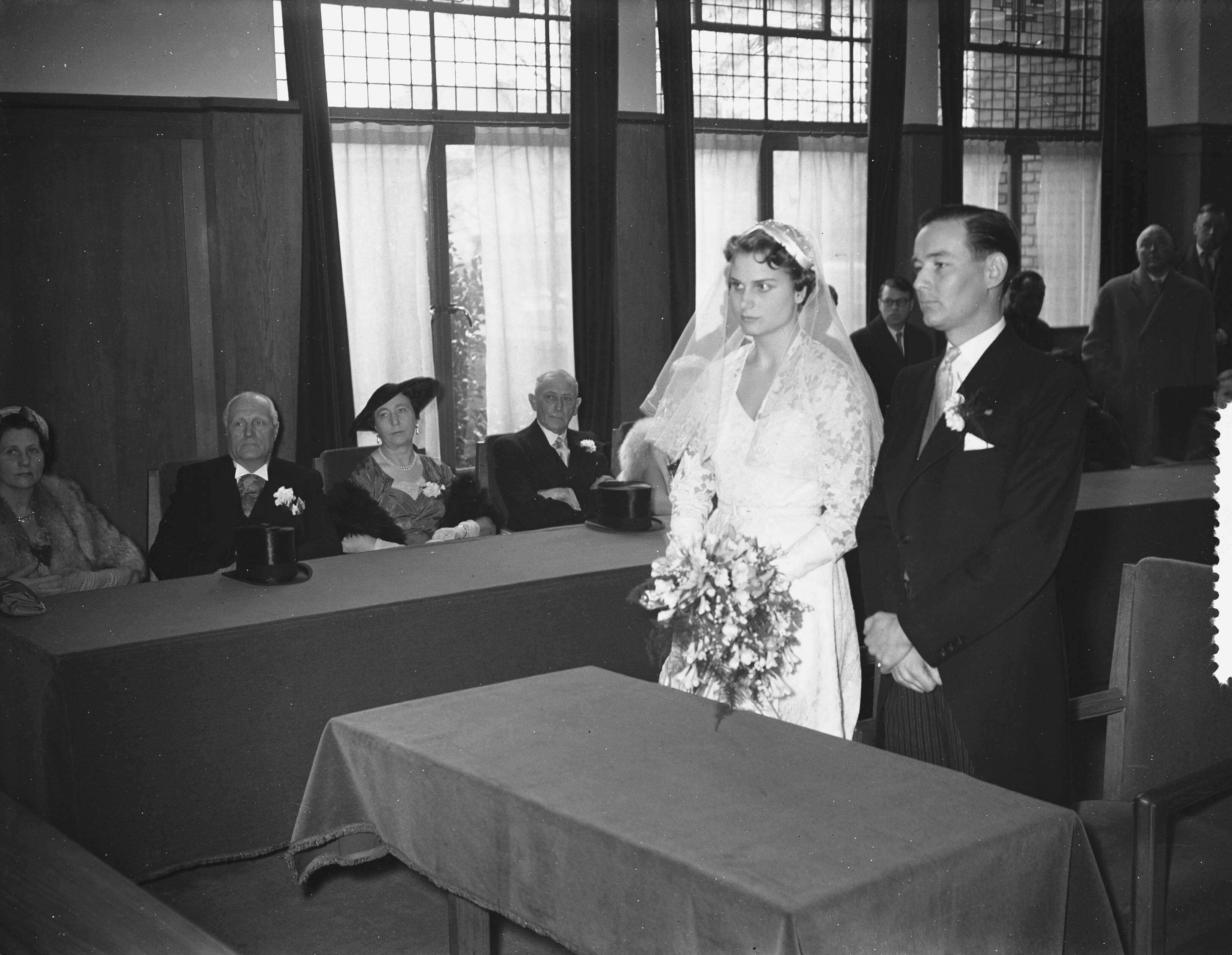 Huwelijk van tennisster Fenny ten Bosch met mr. J. F. A. de Soet — Foto: Bilsen, Joop van / Anefo. — Licentie: Set B: Rechtenvrij / Publiek Domein. Bron: Nationaal Archief. http://hdl.handle.net/10648/a943eca0-d0b4-102d-bcf8-003048976d84