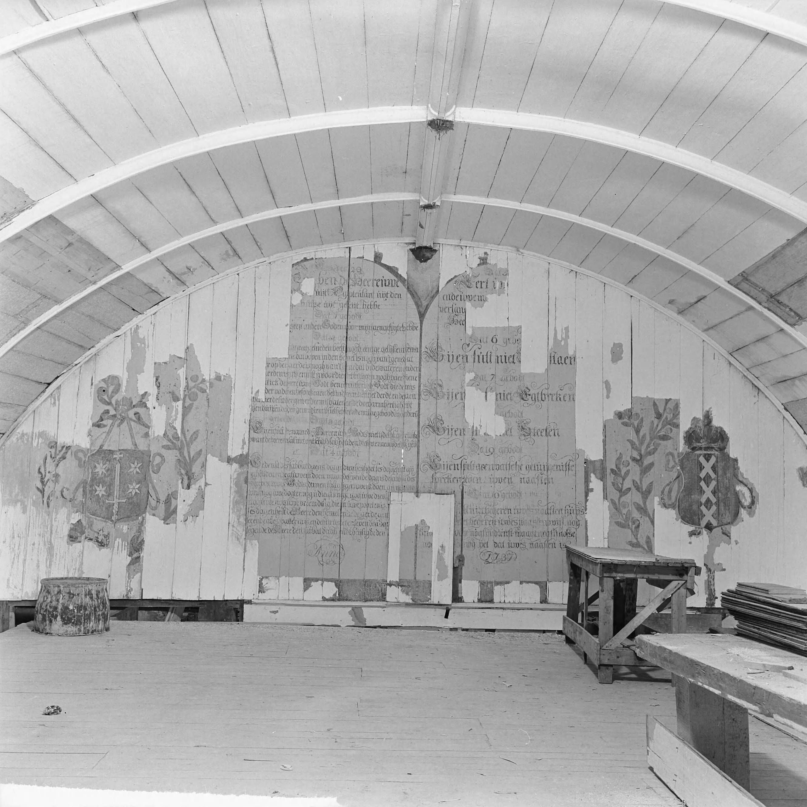 Fotocollectie Anefo — Restauratie Nederlands-Hervormde kerk te Krommenie. Overzicht wand waar half zichtbaar de oude tekst — Foto: Wieleck, […] / Anefo. Licentie: Set B: Rechtenvrij / Publiek Domein. Bron: Nationaal Archief. http://hdl.handle.net/10648/aaa0607e-d0b4-102d-bcf8-003048976d84