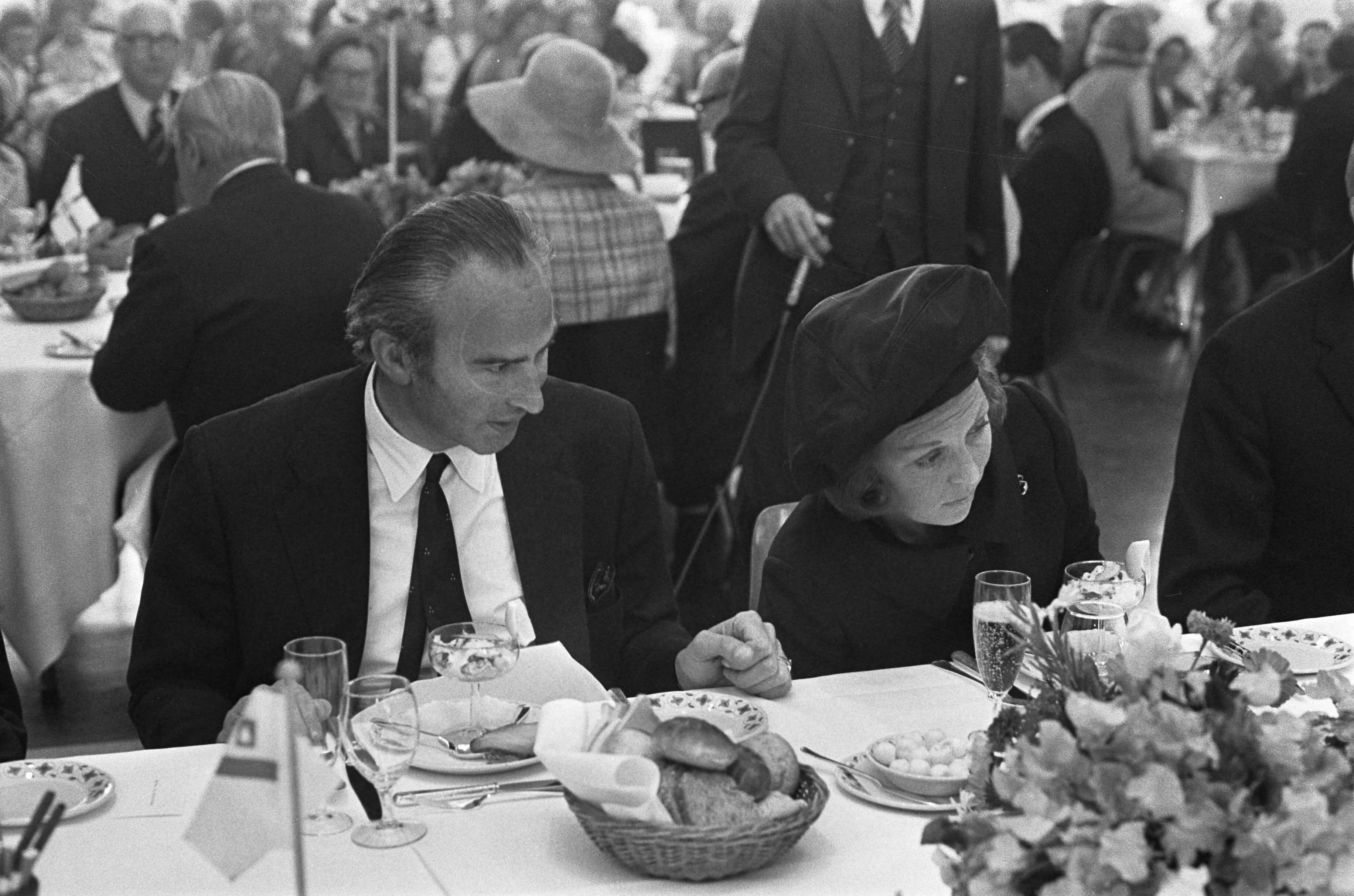 Fotocollectie Anefo — Prinses Beatrix en prins Claus bij de doop van geleide-wapen fregat "Tromp" te Vlissingen — Foto: Peters, Hans / Anefo. Licentie: Set B: Rechtenvrij / Publiek Domein. Bron: Nationaal Archief. http://hdl.handle.net/10648/ac2e02f2-d0b4-102d-bcf8-003048976d84