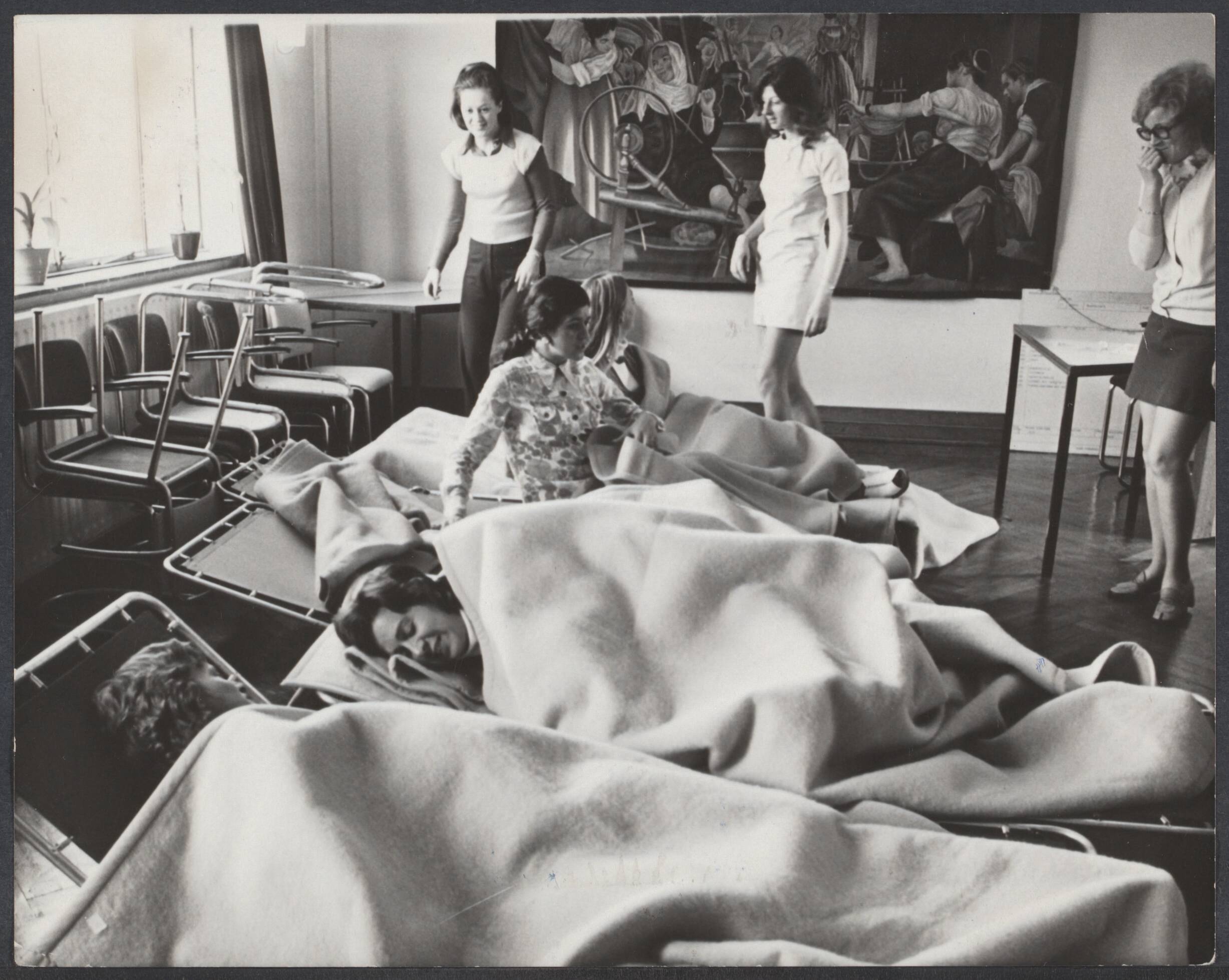 Crises, sluiten bedrijf na 1945, DAF t/m Fibrotex - Nederland — Een aantal werknemers hebben maandag het ENKA Breda bedrijf bezet, dit tegen een evt. sluiting. Onder de bezetters zijn een aantal vrouwen. De slaapkamer van de dames — Foto: Peters, Hans / Anefo. Licentie: Set B: Rechtenvrij / Publiek Domein. Bron: Nationaal Archief. http://hdl.handle.net/10648/52660470-6e30-141b-929a-2a160ca48460