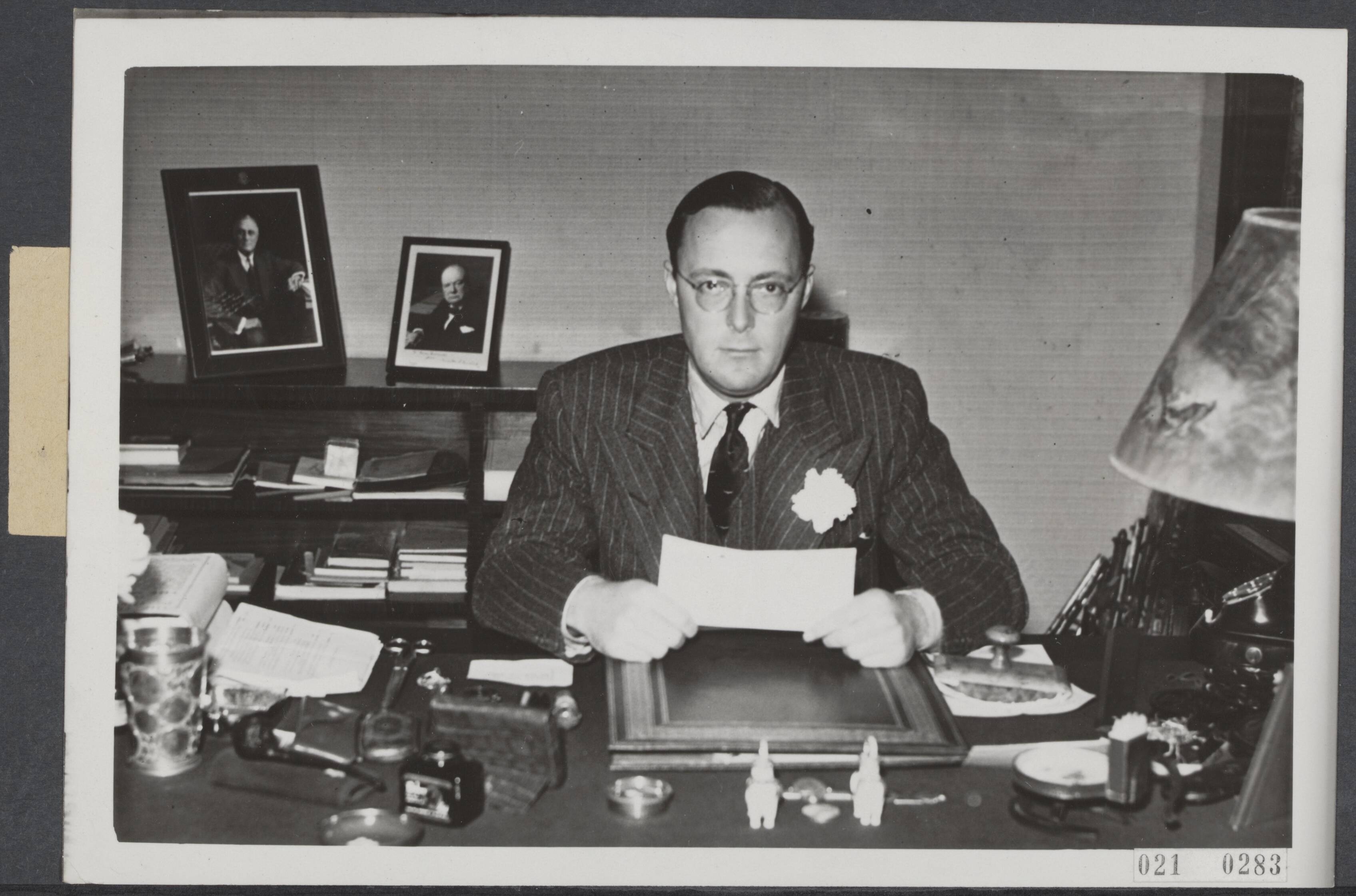 Fotocollectie Elsevier Binnenland — Prins Bernhard achter zijn bureau in zijn werkkamer — Foto: ANP / RVD of rechtenvrij. Licentie: Set B: Rechtenvrij / Publiek Domein. Bron: Nationaal Archief. http://hdl.handle.net/10648/adcea332-d0b4-102d-bcf8-003048976d84
