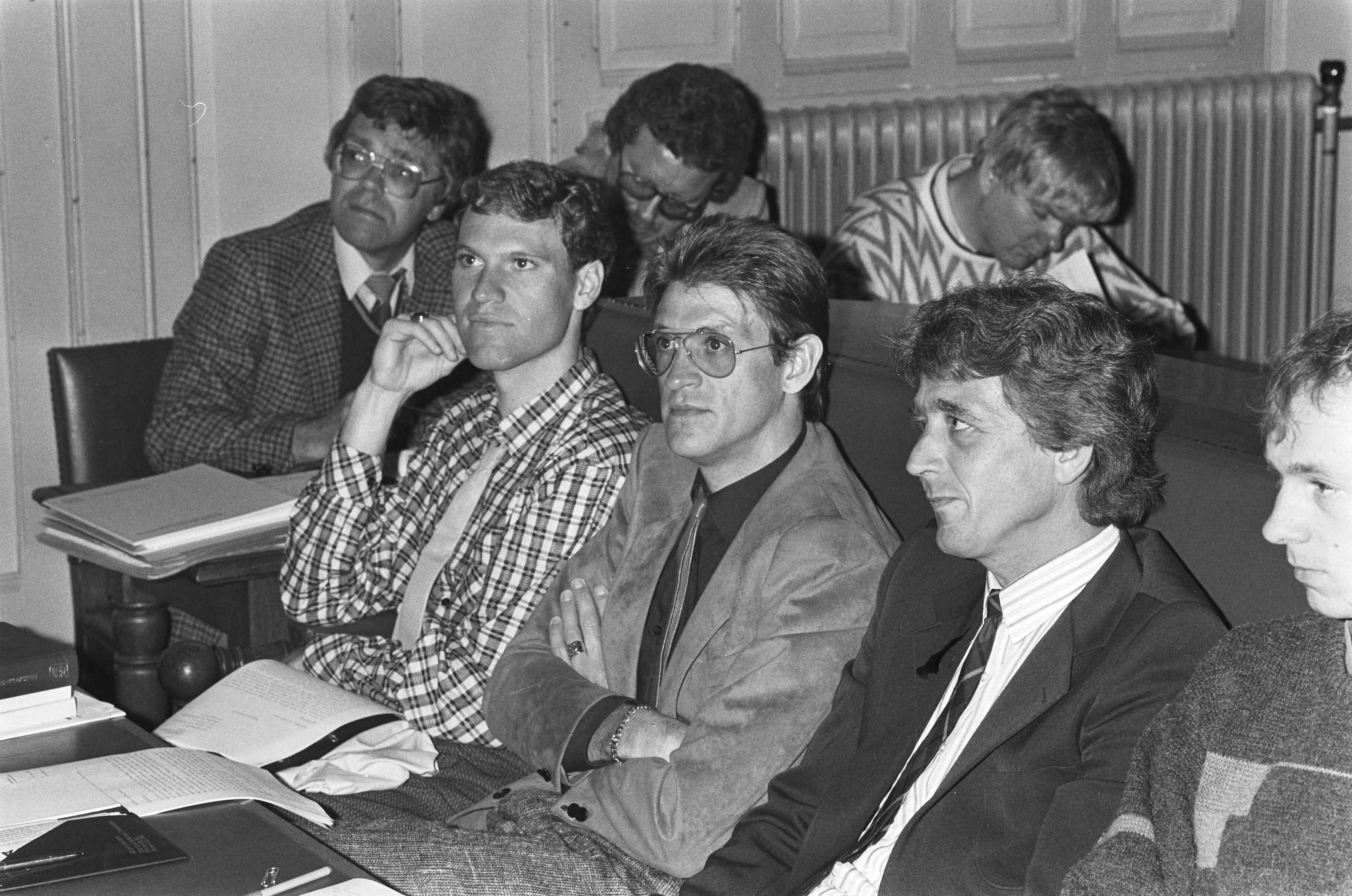 Fotocollectie Anefo — Kort geding Gerrie Knetemann tegen sponsor Skil in Breda v.l.n.r. wielrenners Pieters, Knetemann en ploegleider Vogelaar in de rechtszaal — Foto: Croes, Rob C. / Anefo. Licentie: Set B: Rechtenvrij / Publiek Domein. Bron: Nationaal Archief. http://hdl.handle.net/10648/ad4bc2f0-d0b4-102d-bcf8-003048976d84