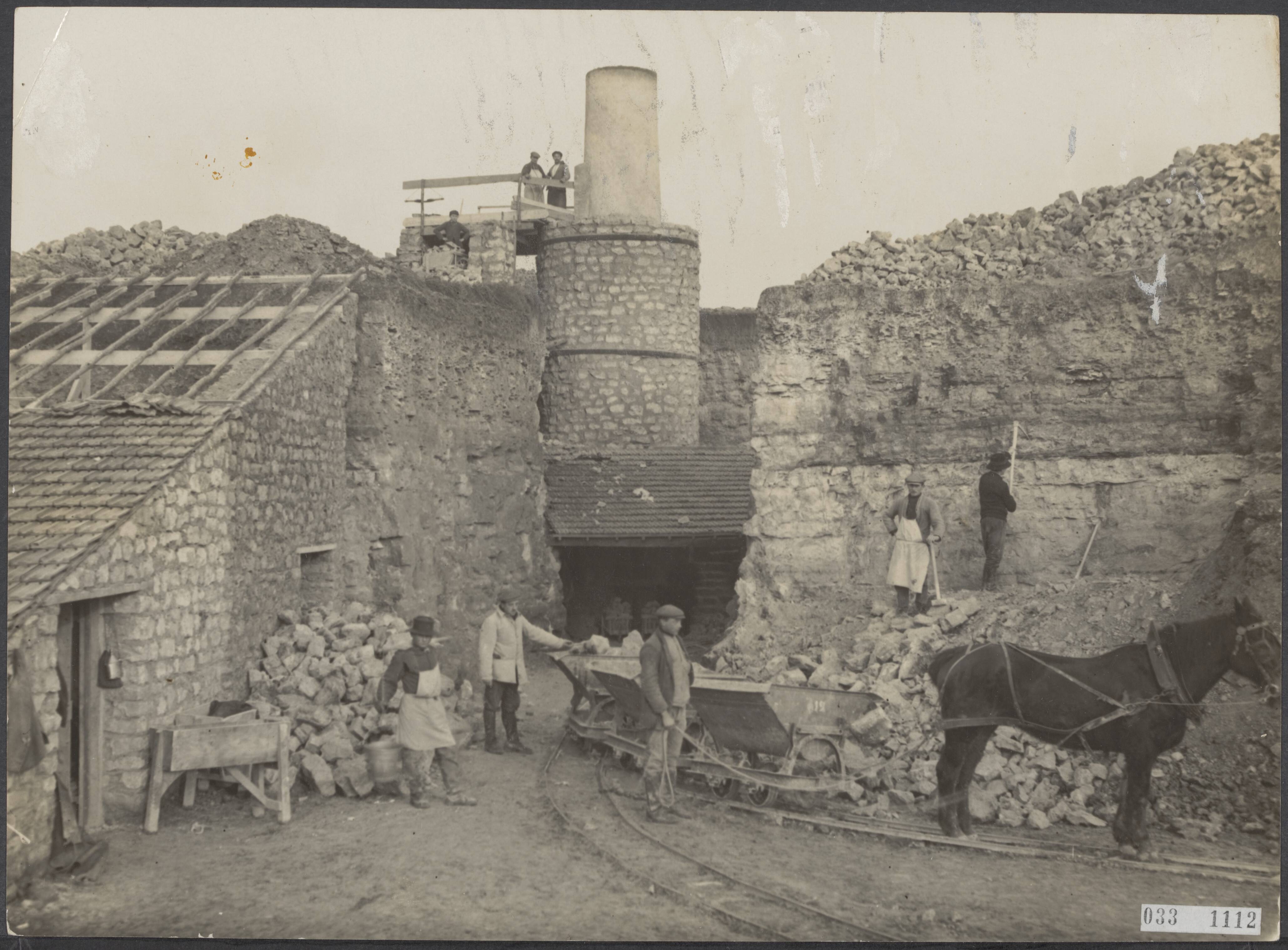 Fotocollectie Elsevier Binnenland — Kalksteenwinning door de N.V. Verenigde Kroongroeven te Schin-op-Geul — Foto: Haagsch Illustratie- en Persbureau. Licentie: Set B: Rechtenvrij / Publiek Domein. Bron: Nationaal Archief. http://hdl.handle.net/10648/ade745ea-d0b4-102d-bcf8-003048976d84