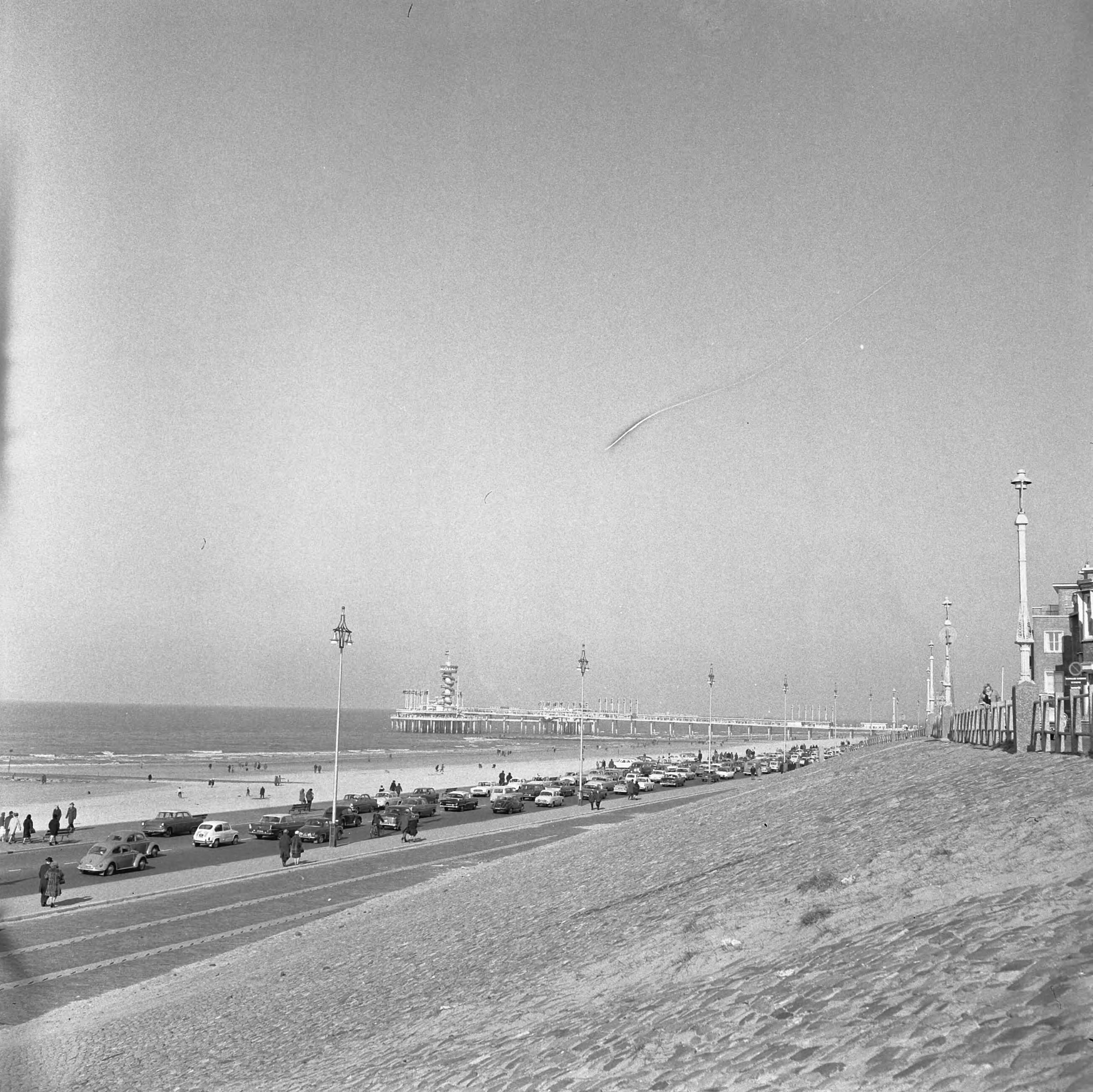 Fotocollectie Anefo — Boulevard Scheveningen vol met "opuittrekkenden" bij warm weer — Foto: Smulders, Jean / Anefo. Licentie: Set B: Rechtenvrij / Publiek Domein. Bron: Nationaal Archief. http://hdl.handle.net/10648/aa60accc-d0b4-102d-bcf8-003048976d84