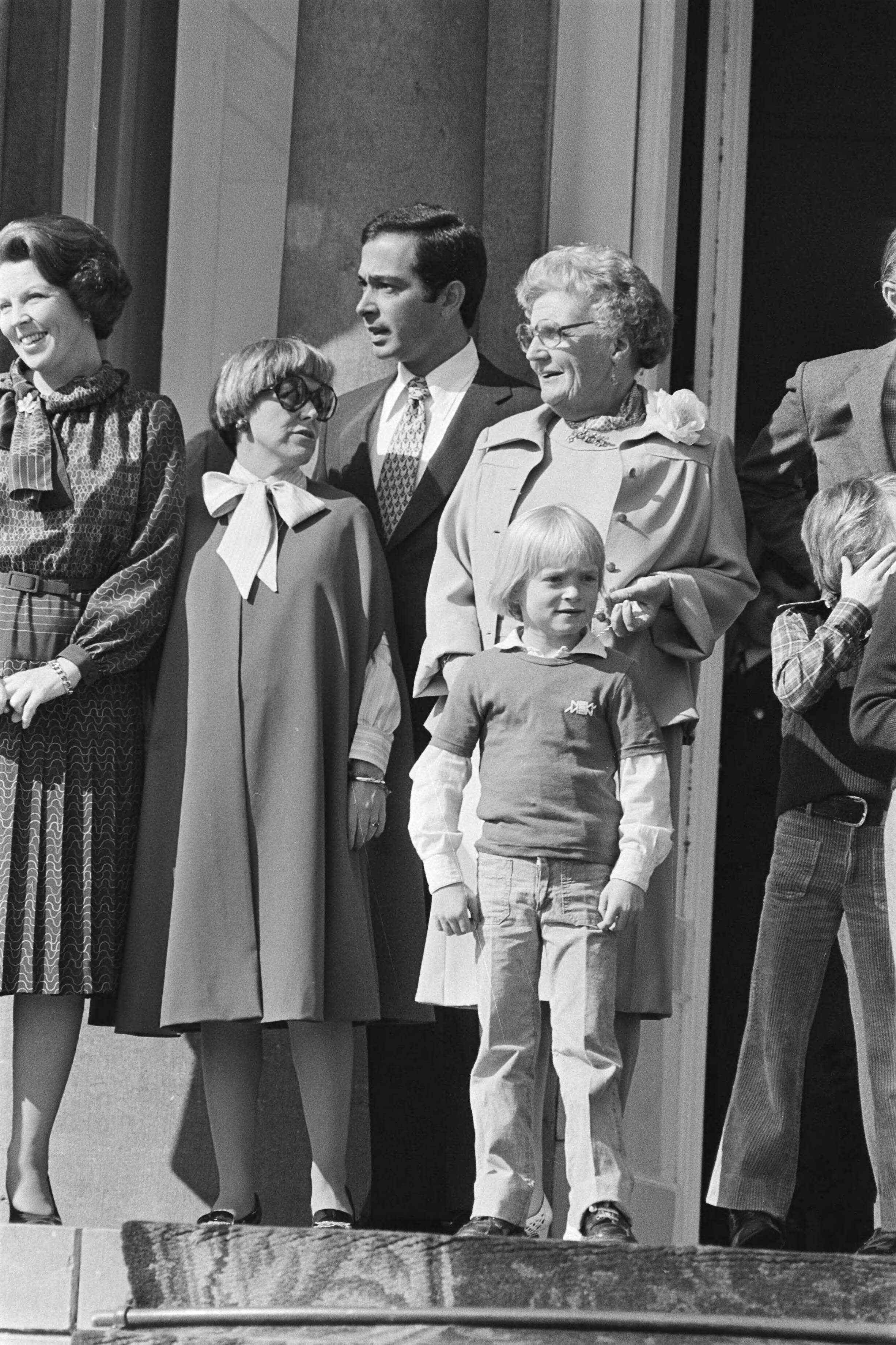 Koninginnedag 1977, defile Soestdijk — Defile Soestdijk; Koninklijke familie op bordes — Foto: Peters, Hans / Anefo. Licentie: Set B: Rechtenvrij / Publiek Domein. Bron: Nationaal Archief. http://hdl.handle.net/10648/ac9ae71e-d0b4-102d-bcf8-003048976d84