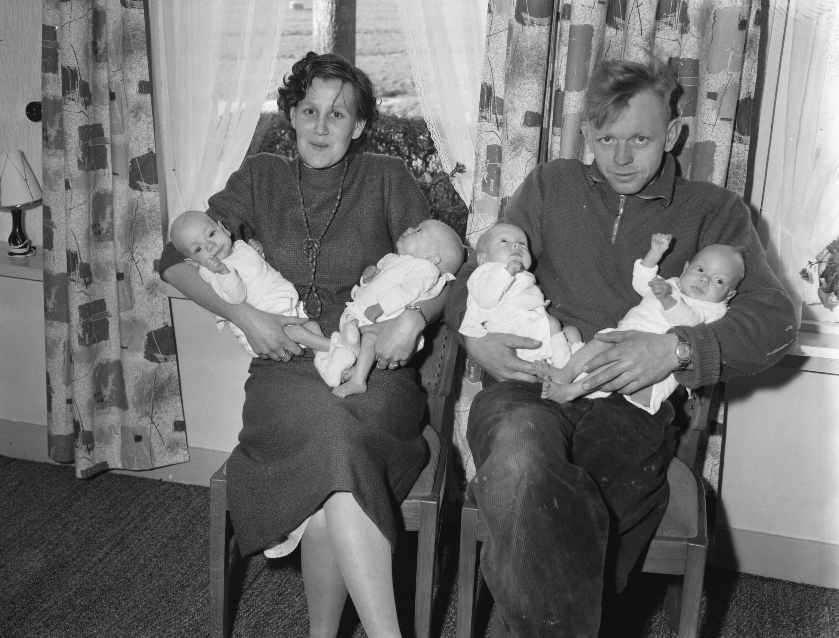 Fotocollectie Anefo — Friese vierling Willem, Meindert, Dirkje en Ytje Lautenbach herenigd in de ouderlijke woning te Deinum (Fr.) — Foto: Rossem, Wim van / Anefo. Licentie: Set B: Rechtenvrij / Publiek Domein. Bron: Nationaal Archief. http://hdl.handle.net/10648/a98caf08-d0b4-102d-bcf8-003048976d84