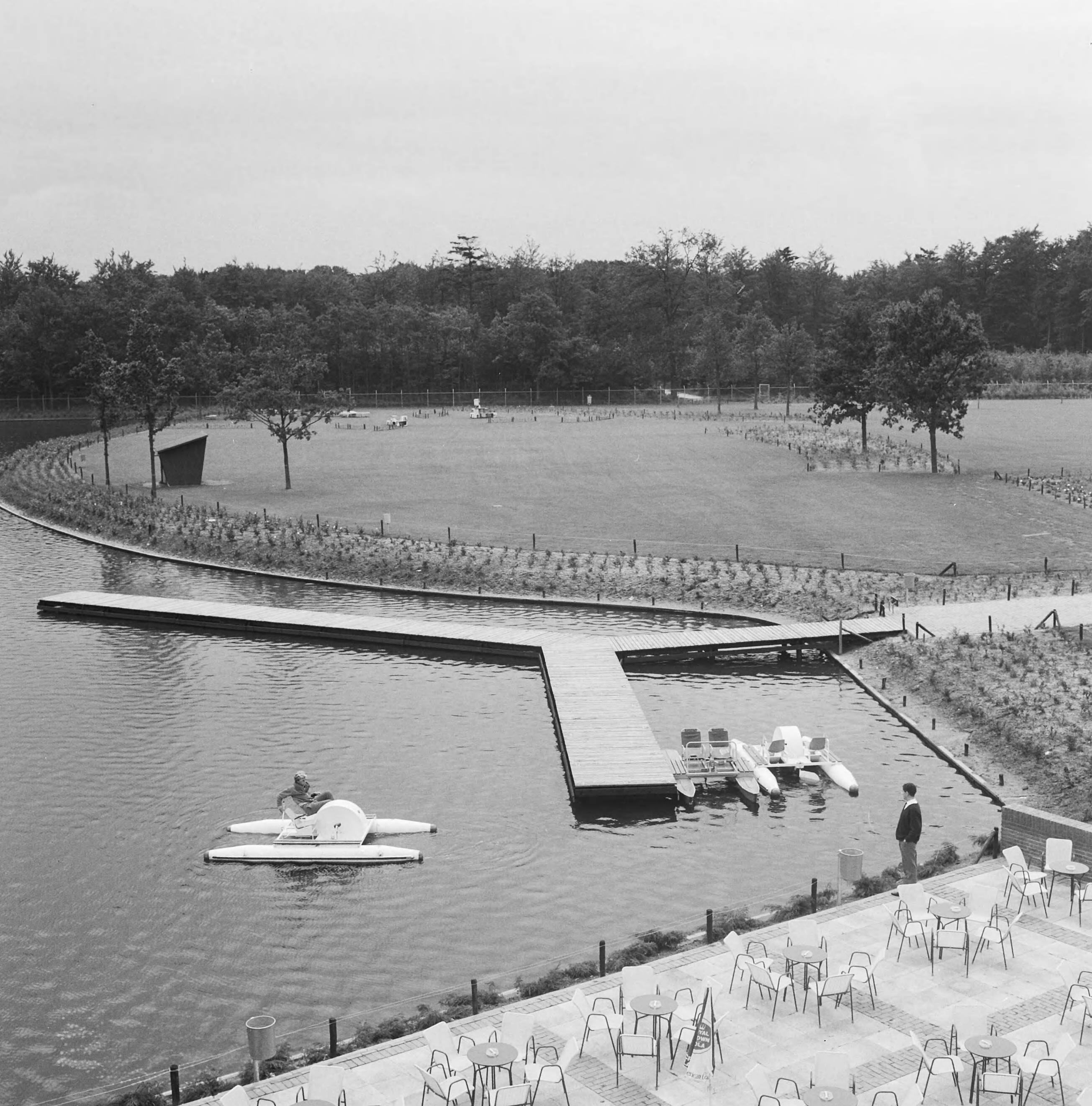 Fotocollectie Nederlandse Heidemaatschappij — Breda|recreatieterreinen |vliegvelden e.d. |waterfietsen — Foto: Fotograaf Onbekend / Heidemij. Licentie: Set B: Rechtenvrij / Publiek Domein. Bron: Nationaal Archief. http://hdl.handle.net/10648/ae4d953e-d0b4-102d-bcf8-003048976d84