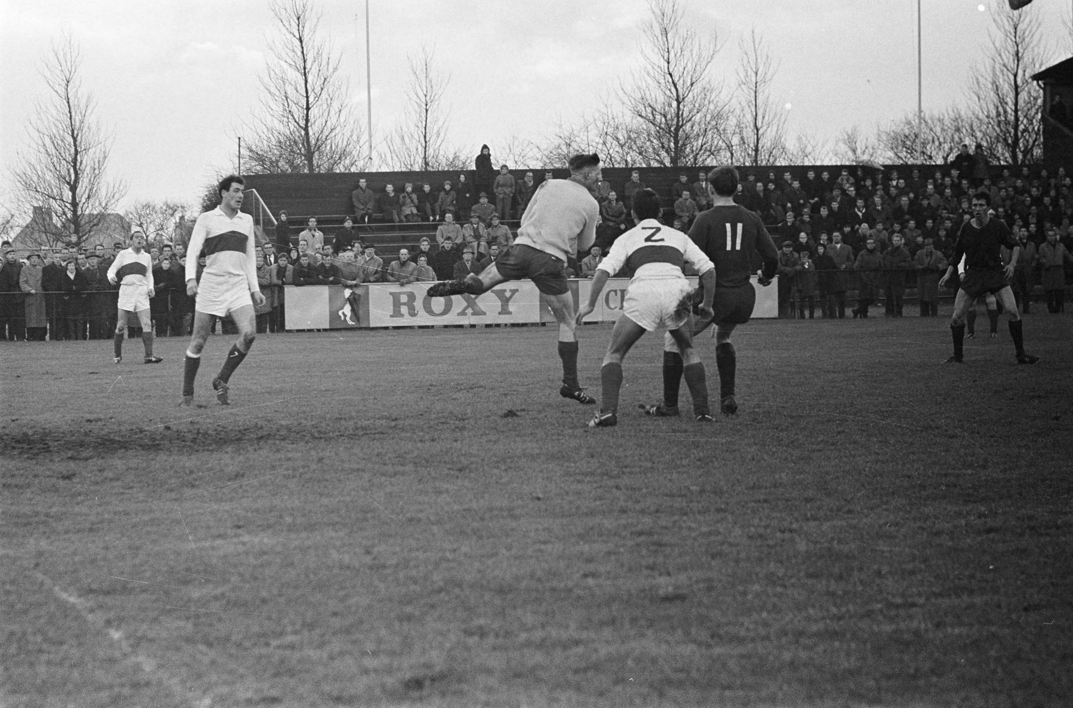 Fotocollectie Anefo — Voetbal. Haarlem tegen Helmondia'55 3-2. Spelmoment voor het doel van Helmondia, v.l.n.r. keeper Van der Heide , Verhulst, Jaski (Haarlem) en Van der Berk — Foto: Bilsen, Joop van / Anefo. Licentie: Set B: Rechtenvrij / Publiek Domein. Bron: Nationaal Archief. http://hdl.handle.net/10648/aa22b926-d0b4-102d-bcf8-003048976d84