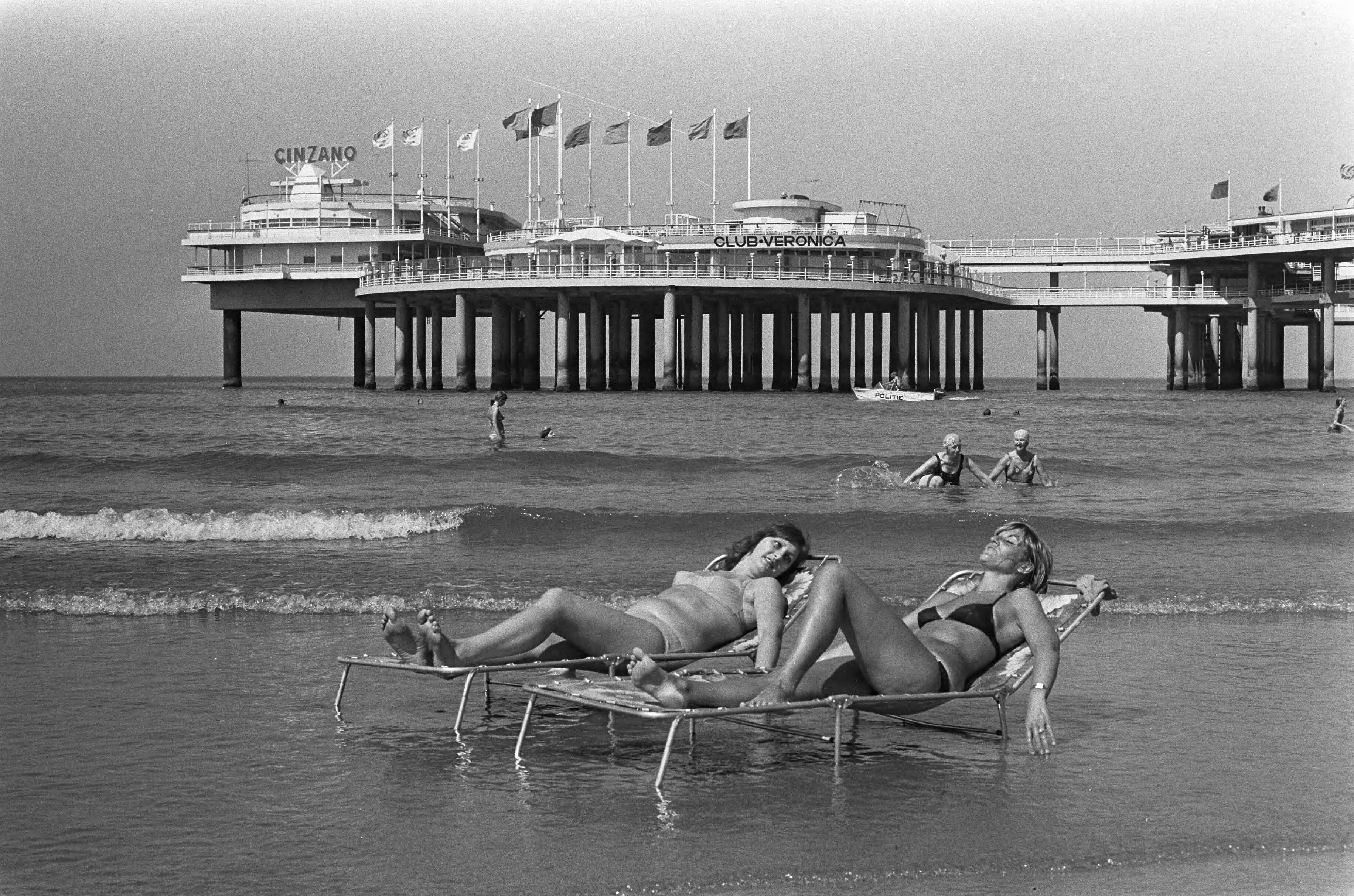 Fotocollectie Anefo — Strandleven Scheveningen, vrouwen op ligstoelen in zee — Foto: Peters, Hans / Anefo. Licentie: Set B: Rechtenvrij / Publiek Domein. Bron: Nationaal Archief. http://hdl.handle.net/10648/ac34003a-d0b4-102d-bcf8-003048976d84
