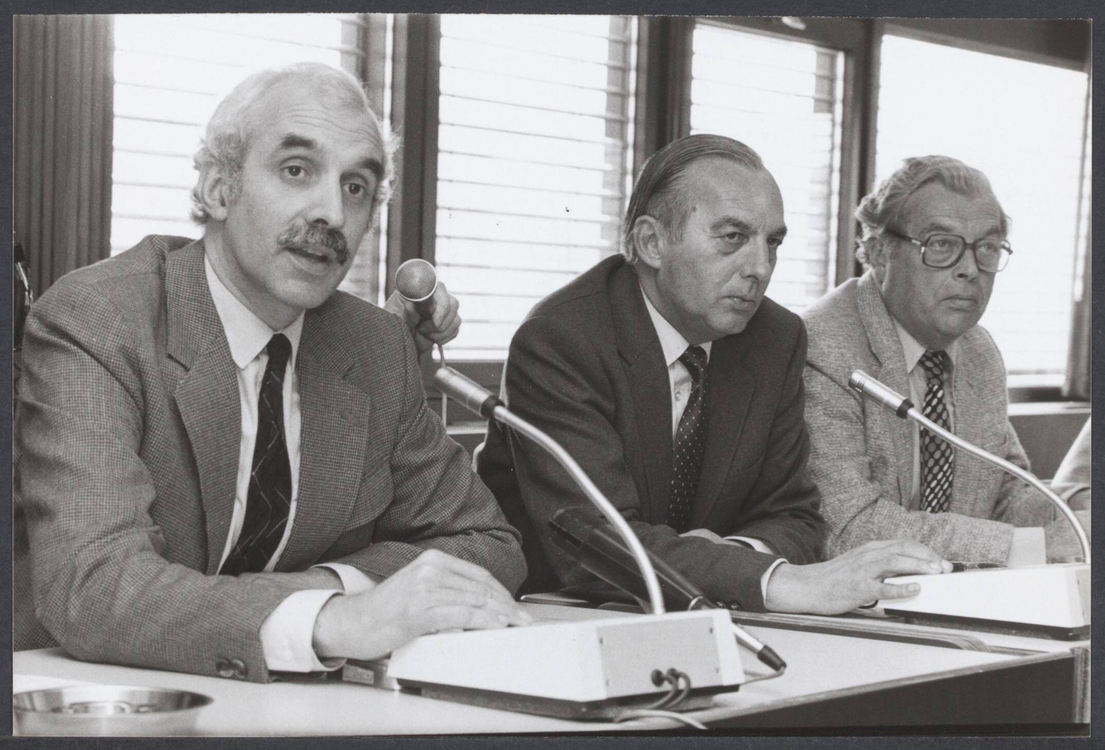 Radioraad, radio- en televisiepolitiek — Vanmiddag gaf NOS-voorzitter Jurgens een persconferentie in Hilversum over het al dan niet doorgaan van de filmdocumentaire "De dood van een prinses". Vlnr. NOS-voorzitter Jurgens, programma-commissaris Jan de Troye en hoofd dienst televisie, Carel Enkelaar — Foto: Suyk, Koen / Anefo. Licentie: Set B: Rechtenvrij / Publiek Domein. Bron: Nationaal Archief. http://hdl.handle.net/10648/c74eb5d3-1c1c-5e4f-d6bc-c489a935ed39