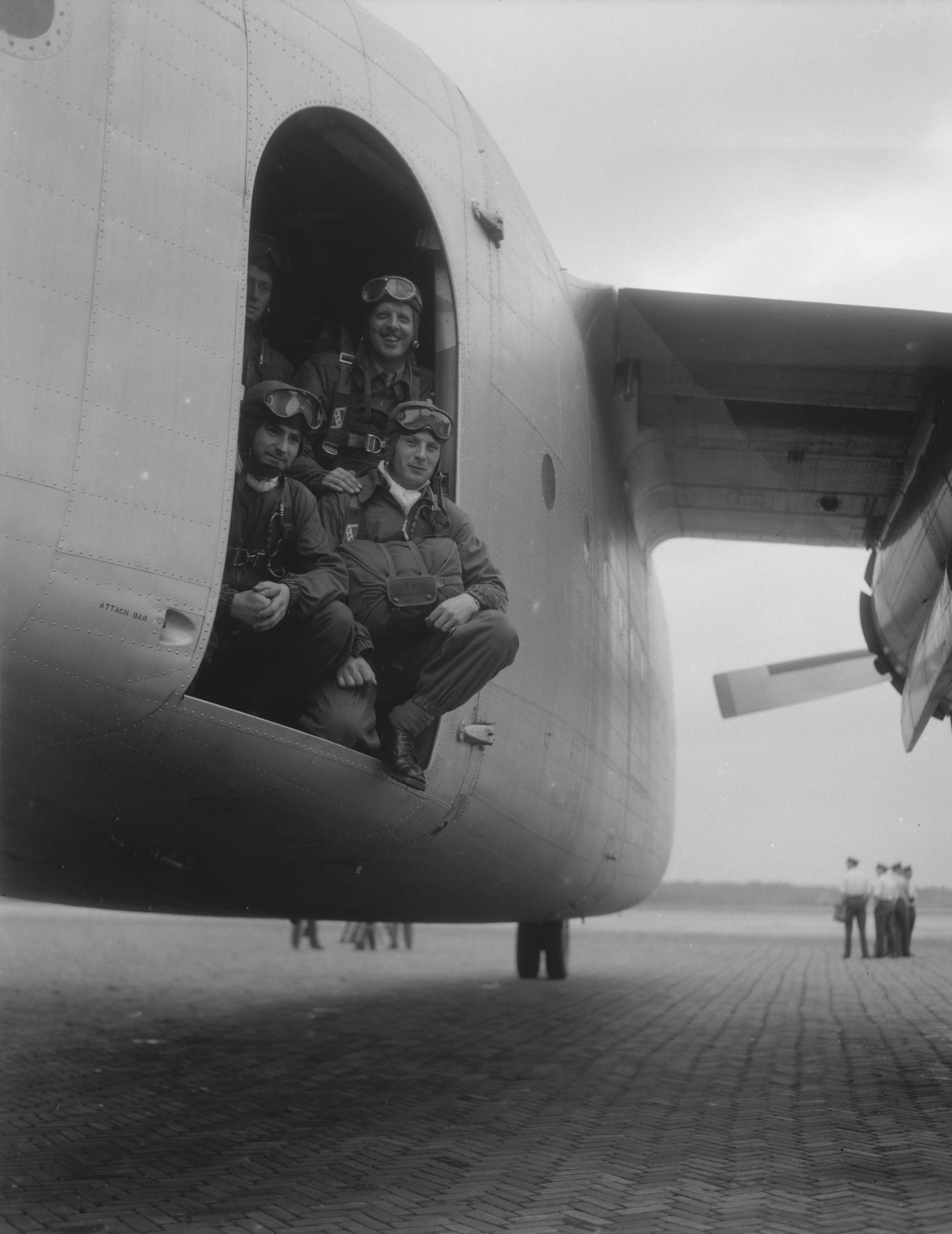 Fotocollectie Anefo — Generale repetitie van het vliegfeest op Soesterberg.Belgische parachutisten poseren in de deur van een vliegtuig — Foto: Pot, Harry / Anefo. Licentie: Set B: Rechtenvrij / Publiek Domein. Bron: Nationaal Archief. http://hdl.handle.net/10648/a97fb190-d0b4-102d-bcf8-003048976d84
