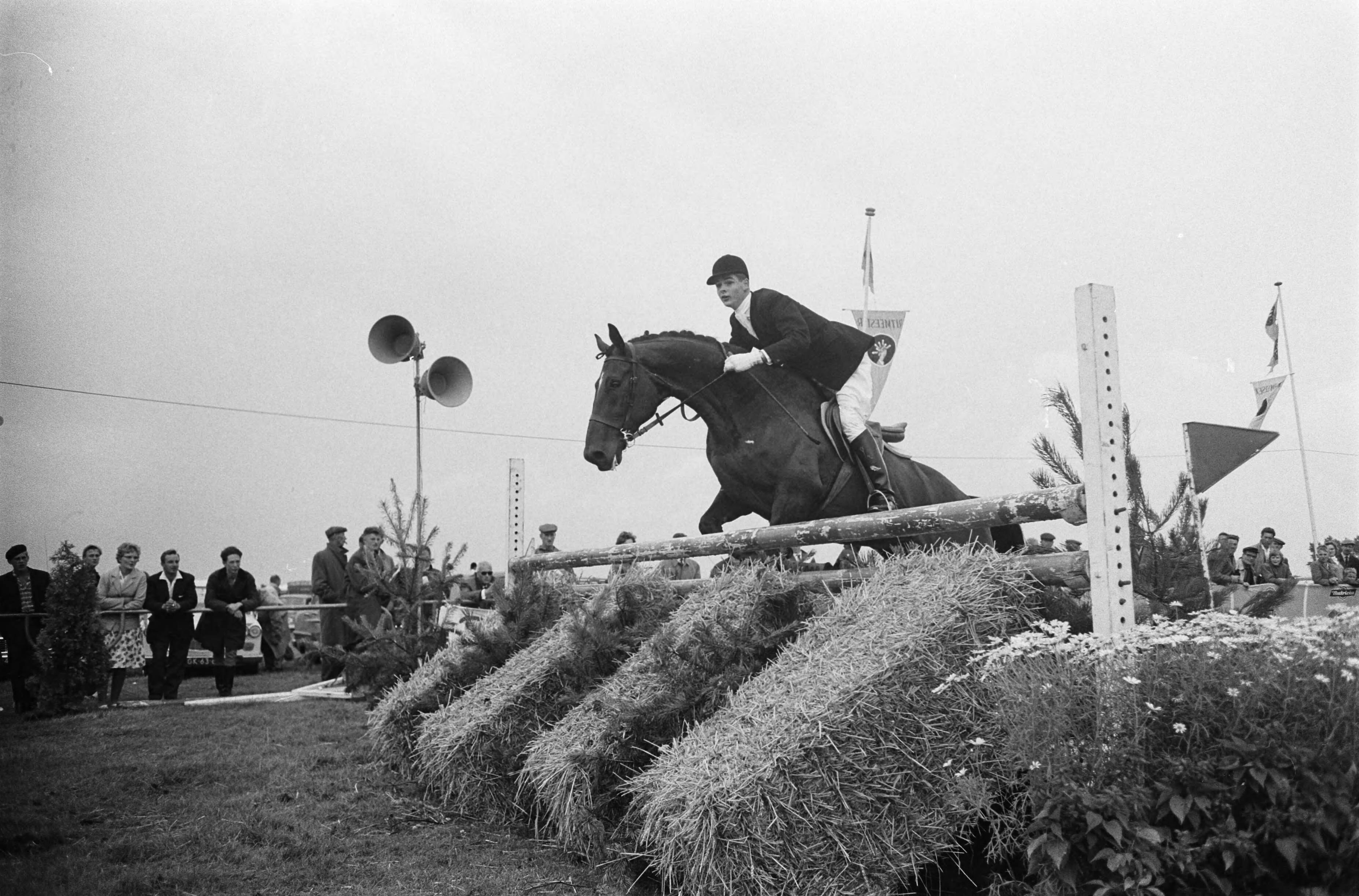 Fotocollectie Anefo — Het Concours Hippique te Blaricum [een jonge ruiter] — Foto: Broers, F.N. / Anefo. Licentie: Set B: Rechtenvrij / Publiek Domein. Bron: Nationaal Archief. http://hdl.handle.net/10648/aa411c9a-d0b4-102d-bcf8-003048976d84