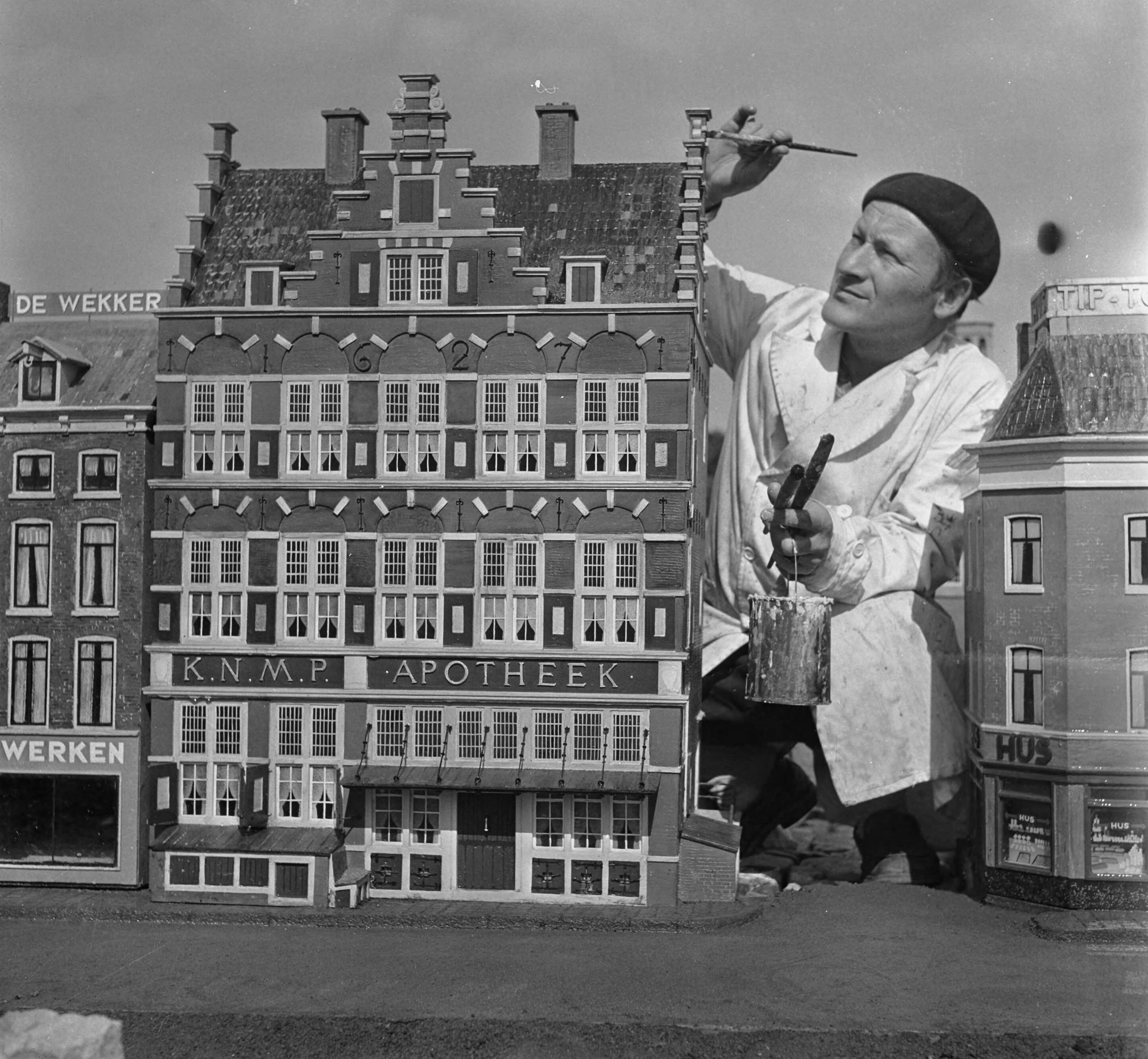 Fotocollectie Anefo — Miniatuurstad Scheveningen [bouw Madurodam] — Foto: Noske, J.D. / Anefo. Licentie: Set B: Rechtenvrij / Publiek Domein. Bron: Nationaal Archief. http://hdl.handle.net/10648/a8fadfd8-d0b4-102d-bcf8-003048976d84