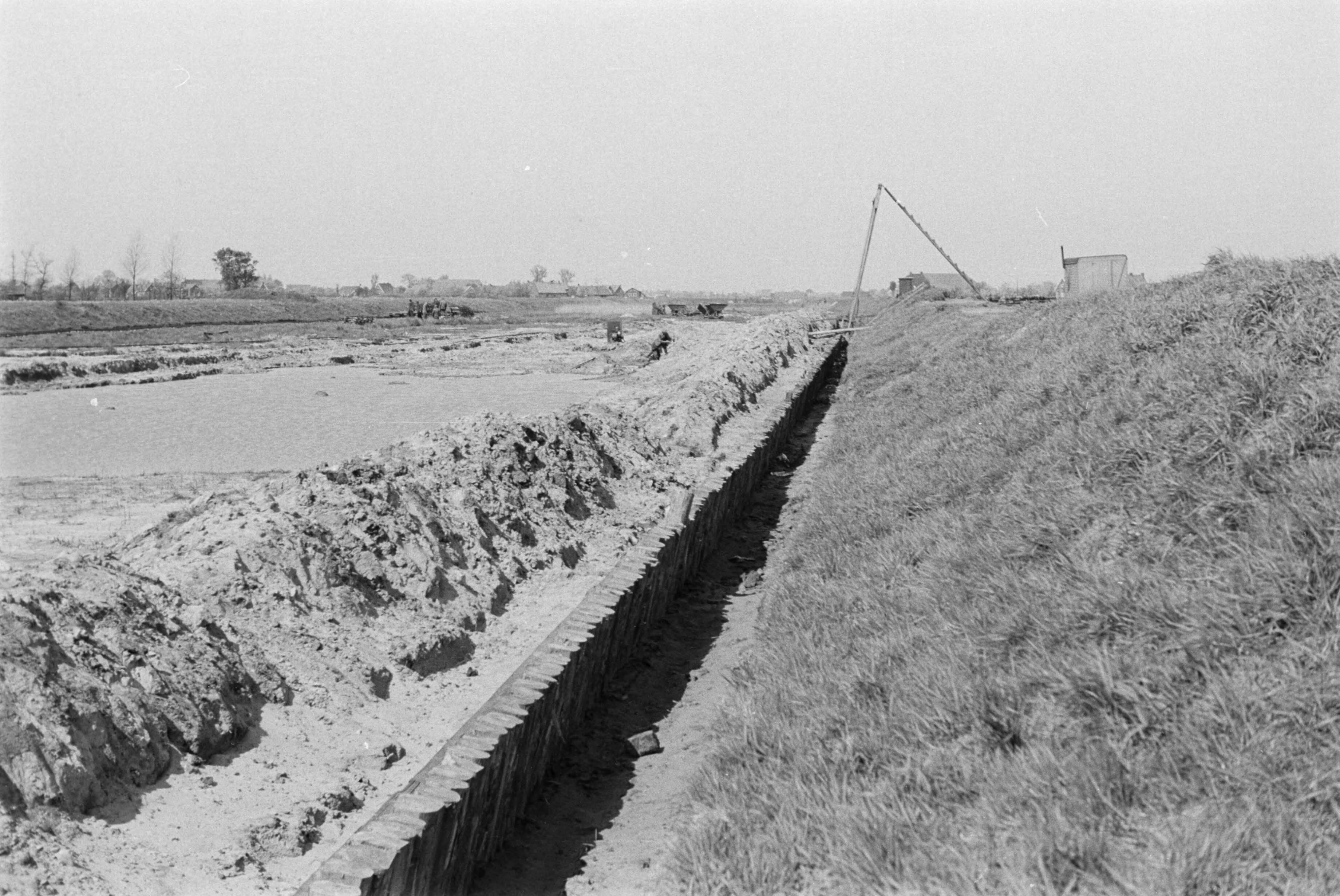 Fotocollectie Nederlandse Heidemaatschappij — kanaal in aanleg met damwand — Foto: Fotograaf Onbekend / Heidemij. Licentie: Set B: Rechtenvrij / Publiek Domein. Bron: Nationaal Archief. http://hdl.handle.net/10648/ae890ee8-d0b4-102d-bcf8-003048976d84