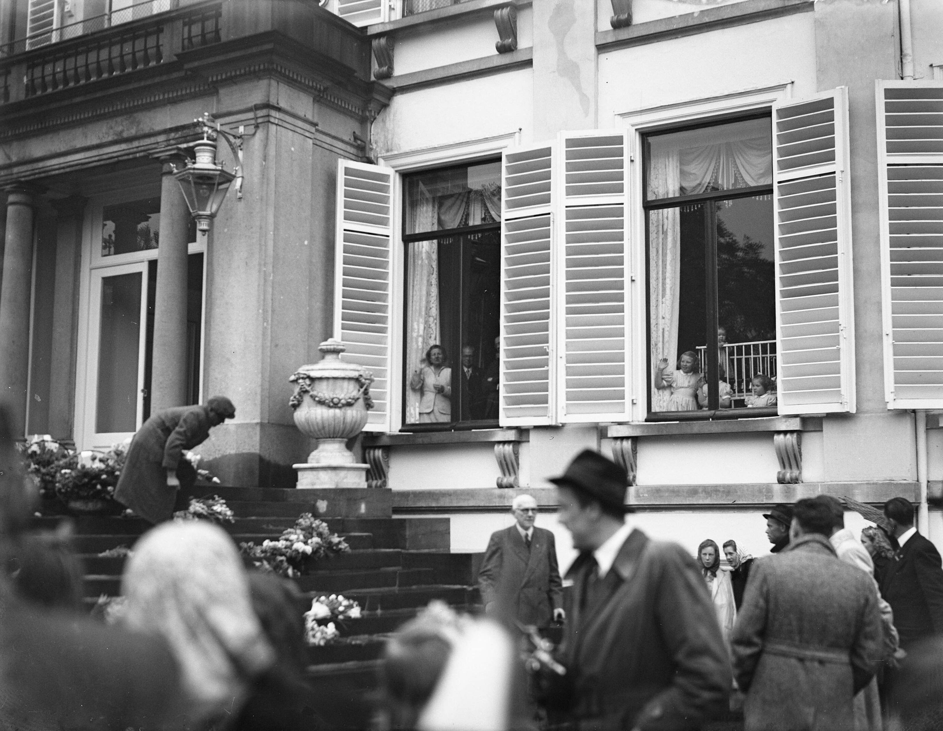 Fotocollectie Anefo — Paleis Soestdijk. Verjaardag Prinses Juliana — Foto: Oorschot, […] van / Anefo. Licentie: Set B: Rechtenvrij / Publiek Domein. Bron: Nationaal Archief. http://hdl.handle.net/10648/a8b5fa58-d0b4-102d-bcf8-003048976d84