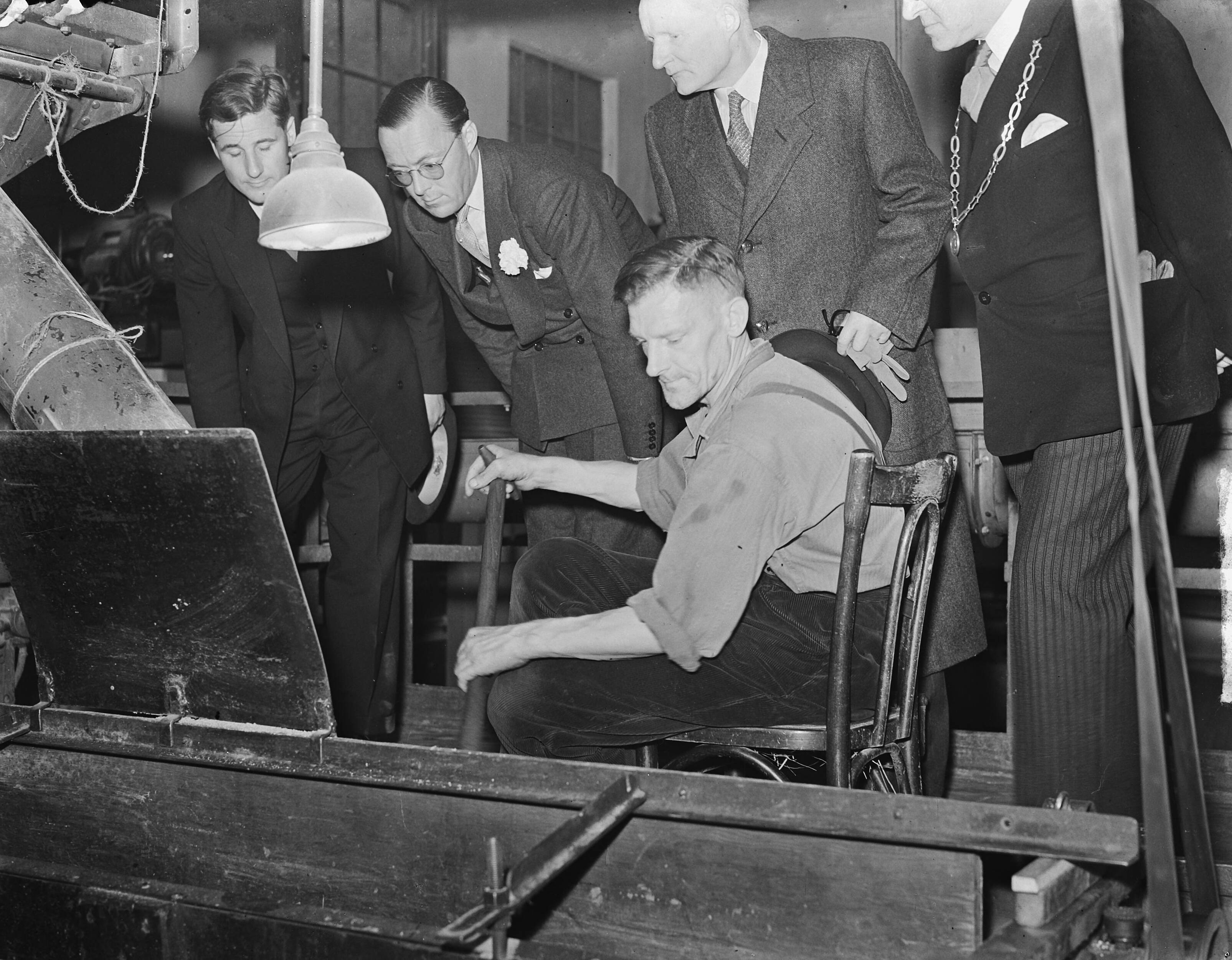 Fotocollectie Anefo — Prins Bernhard in linoleumfabriek Krommenie — Foto: Winterbergen, Rolf / Anefo. Licentie: Set B: Rechtenvrij / Publiek Domein. Bron: Nationaal Archief. http://hdl.handle.net/10648/a8cb1492-d0b4-102d-bcf8-003048976d84