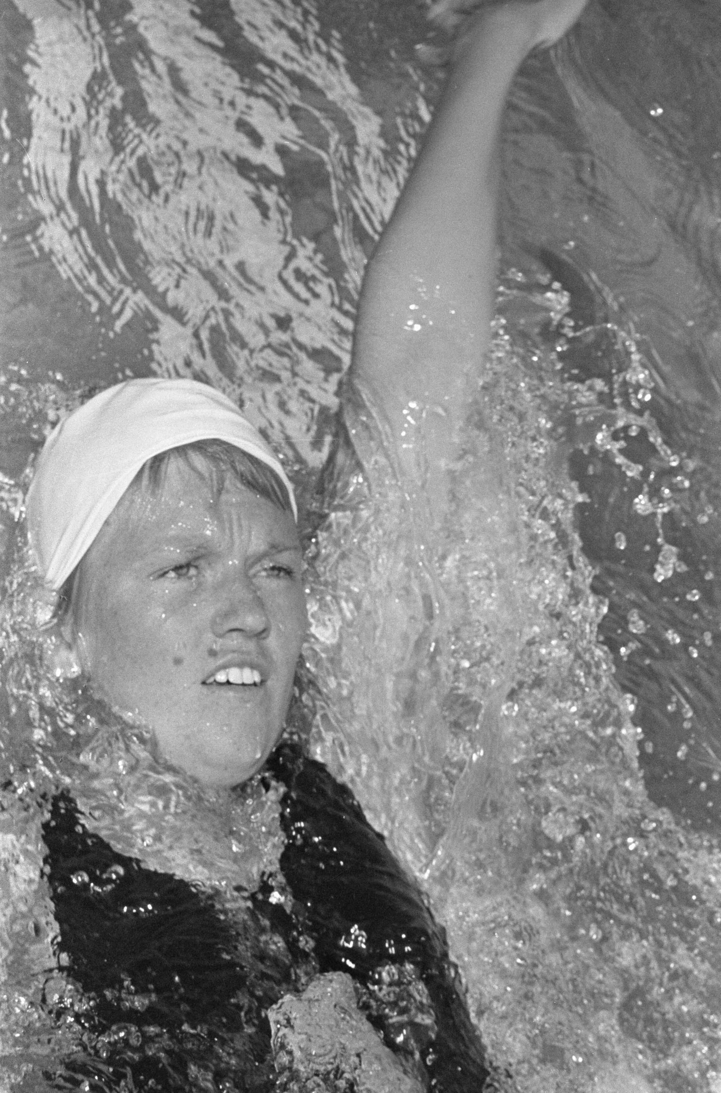 Fotocollectie Anefo — Europese Zwemkampioenschappen, Cobi Sikkens in aktie 100 meter rugslag — Foto: Kroon, Ron / Anefo. Licentie: Set B: Rechtenvrij / Publiek Domein. Bron: Nationaal Archief. http://hdl.handle.net/10648/aaf7c68e-d0b4-102d-bcf8-003048976d84