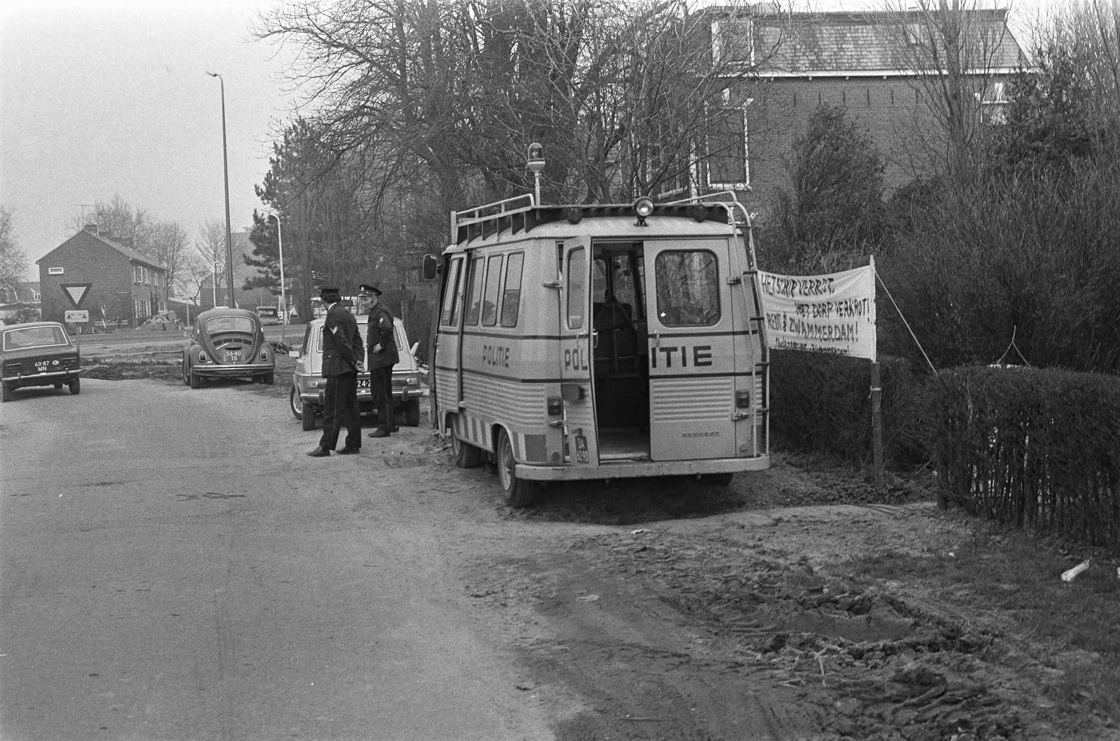 Fotocollectie Anefo — Spandoeken zijn verborgen achter een politieauto — Foto: Mieremet, Rob / Anefo. Licentie: Set B: Rechtenvrij / Publiek Domein. Bron: Nationaal Archief. http://hdl.handle.net/10648/ac4716ca-d0b4-102d-bcf8-003048976d84