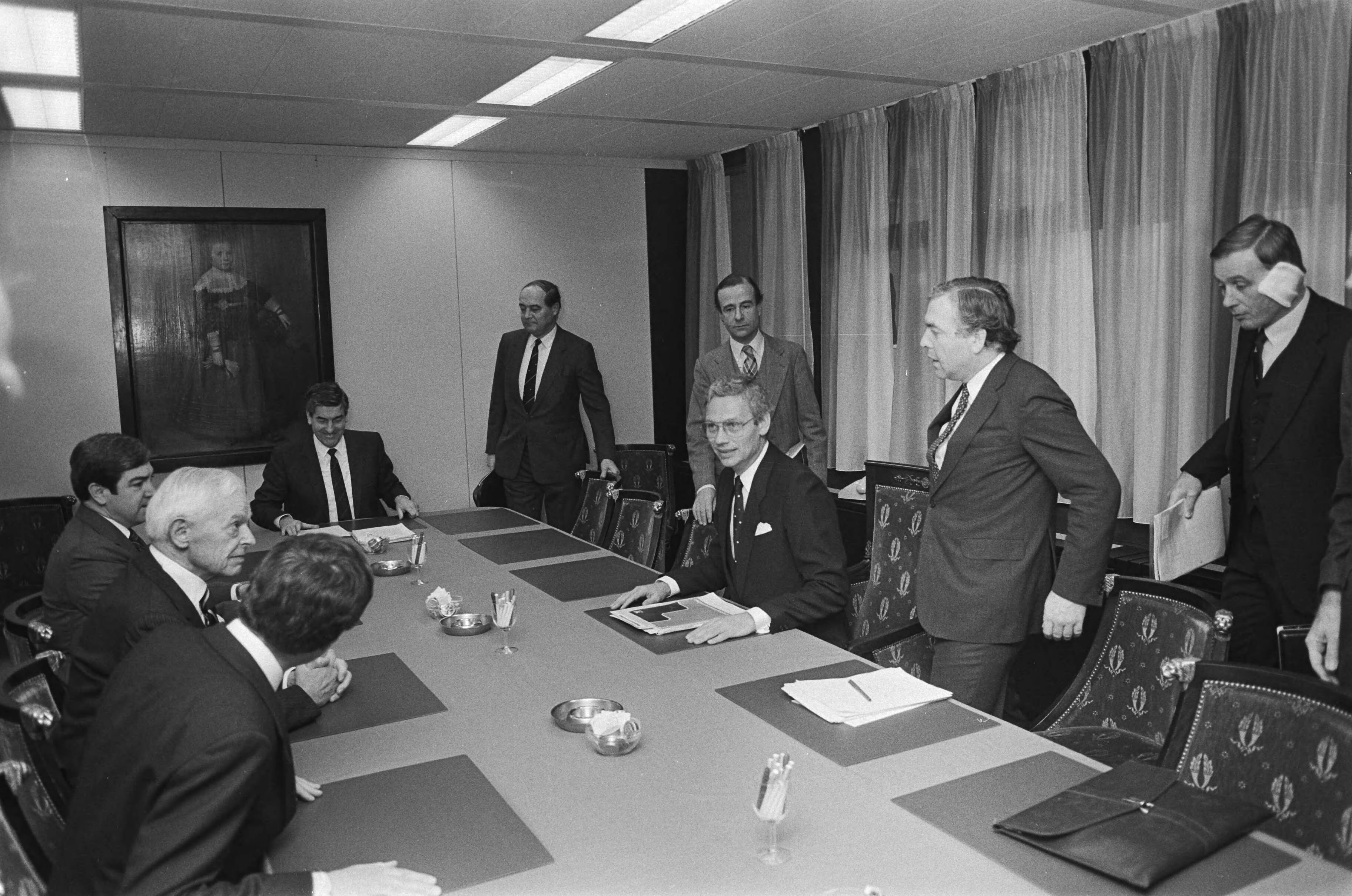 Fotocollectie Anefo — Amerikaanse ontwapeningsdeskundige Paul Nitze (2e van links) besprak in Den Haag met o.a. premier Lubbers (3e van links) en minister van den Broek de stand van zaken van de onderhandelingen in Geneve — Foto: Gerrits, Roland / Anefo. Licentie: Set B: Rechtenvrij / Publiek Domein. Bron: Nationaal Archief. http://hdl.handle.net/10648/ad4fbfc2-d0b4-102d-bcf8-003048976d84