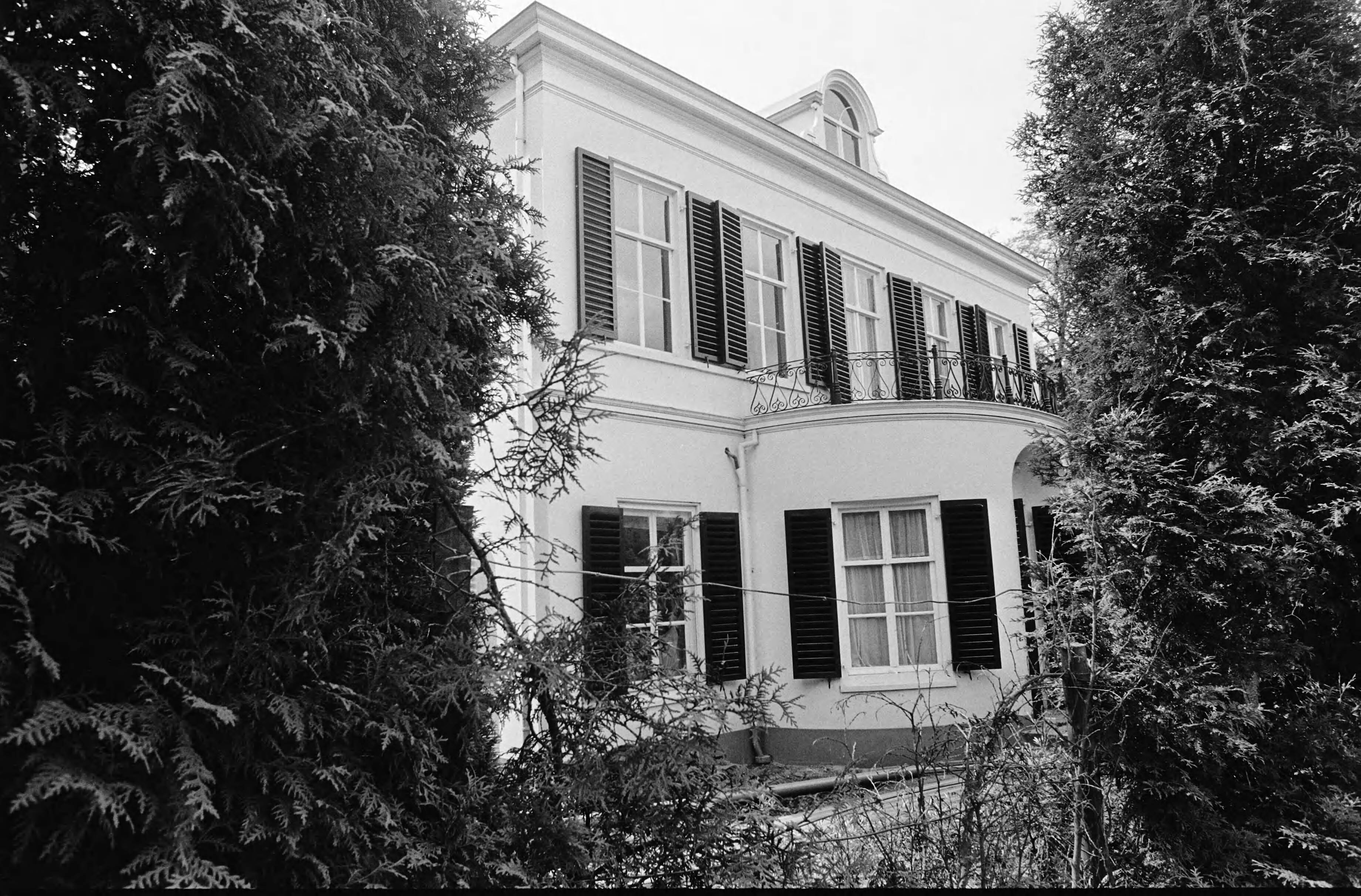 Fotocollectie Anefo — Villa van Prinses Irene aan de Vredehofstraat in Soest vlakbij Paleis Soestdijk — Foto: Dijk, Hans van / Anefo. Licentie: Set B: Rechtenvrij / Publiek Domein. Bron: Nationaal Archief. http://hdl.handle.net/10648/acfd16c8-d0b4-102d-bcf8-003048976d84