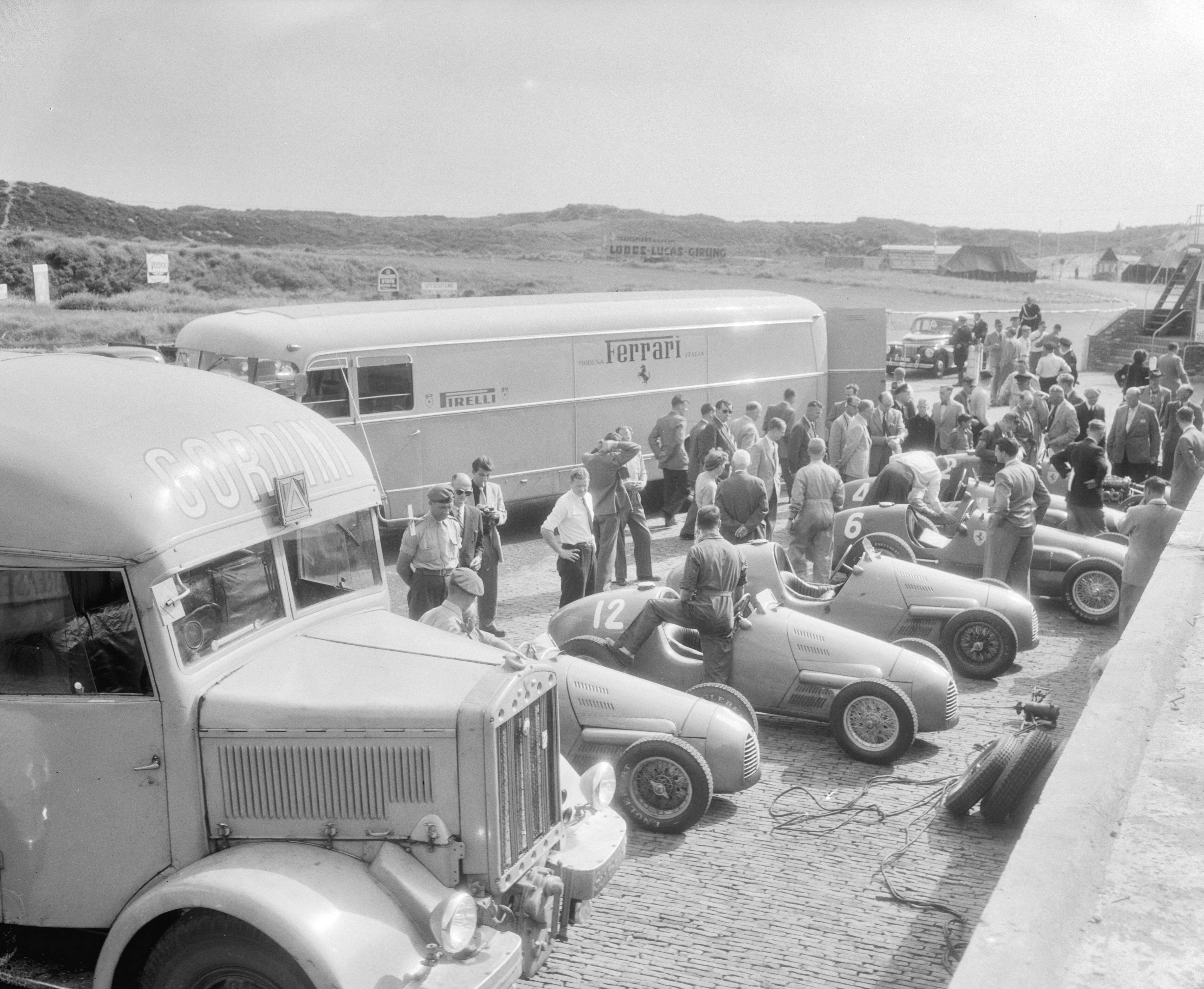 Fotocollectie Anefo — Autoraces Zandvoort. Training voor Grote Prijs van Nederland. Overzicht — Foto: Pot, Harry / Anefo. Licentie: Set B: Rechtenvrij / Publiek Domein. Bron: Nationaal Archief. http://hdl.handle.net/10648/a8fe6428-d0b4-102d-bcf8-003048976d84