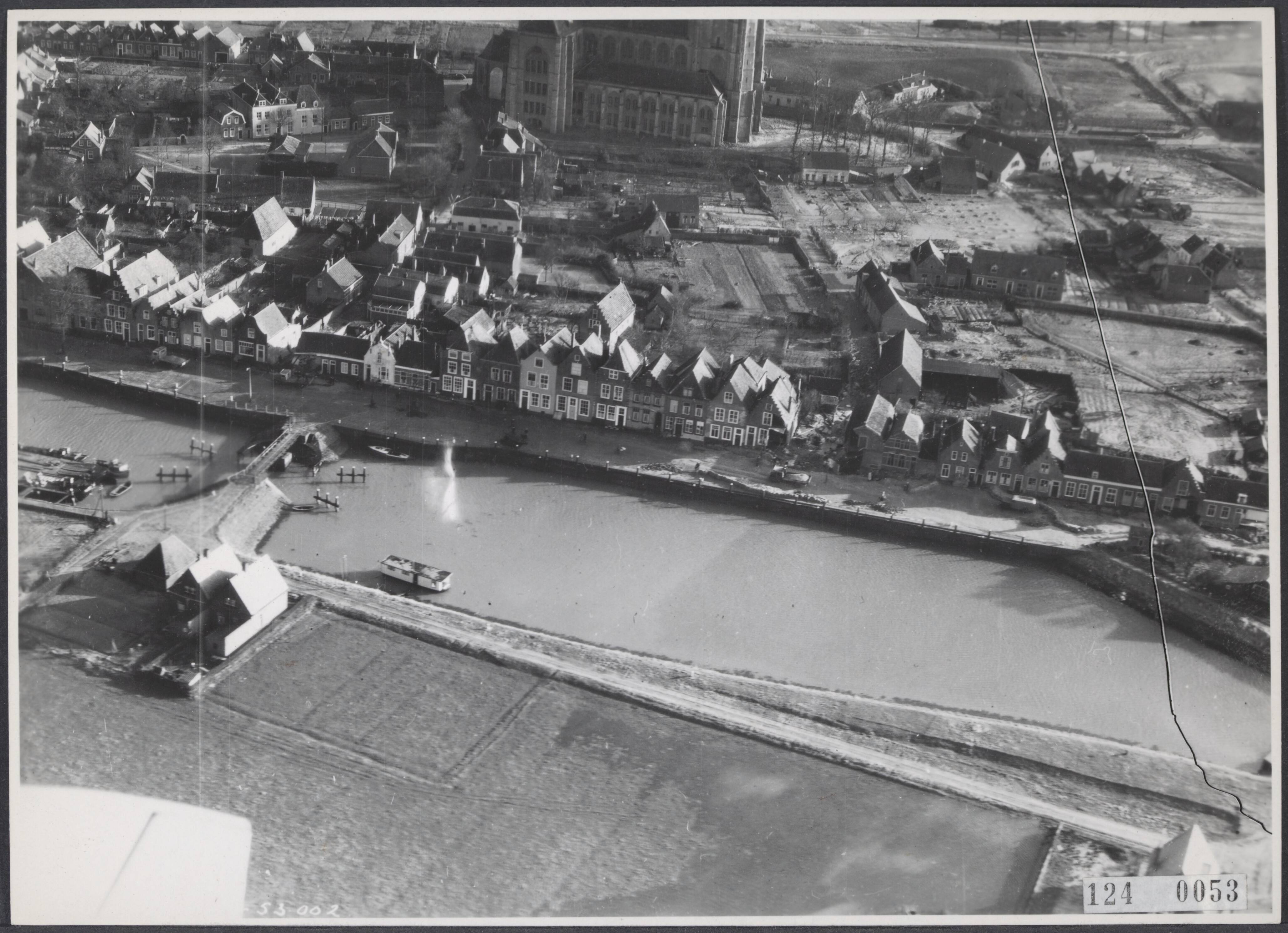 Watersnoodramp 1953 [RVD] — Watersnoodramp 1953. Luchtopname. Haven van Veere — Foto: Rijksvoorlichtingsdienst (RVD). Licentie: Set B: Rechtenvrij / Publiek Domein. Bron: Nationaal Archief. http://hdl.handle.net/10648/af30f32e-d0b4-102d-bcf8-003048976d84