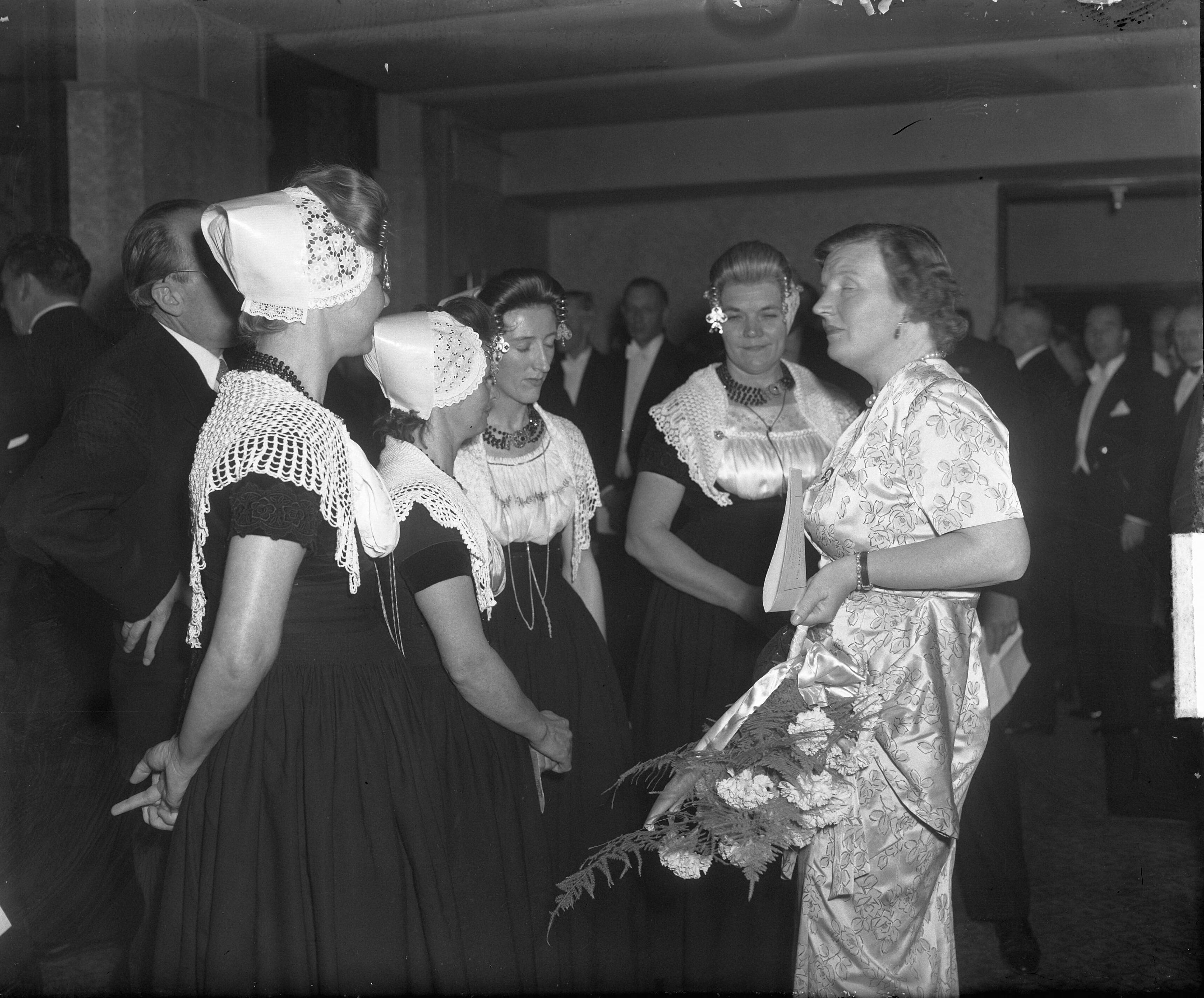 Fotocollectie Anefo — Koningin Juliana bij film 'De Dijk is dicht' in de Passage in Den Haag — Foto: Winterbergen, Rolf / Anefo. Licentie: Set B: Rechtenvrij / Publiek Domein. Bron: Nationaal Archief. http://hdl.handle.net/10648/a8e06b3a-d0b4-102d-bcf8-003048976d84