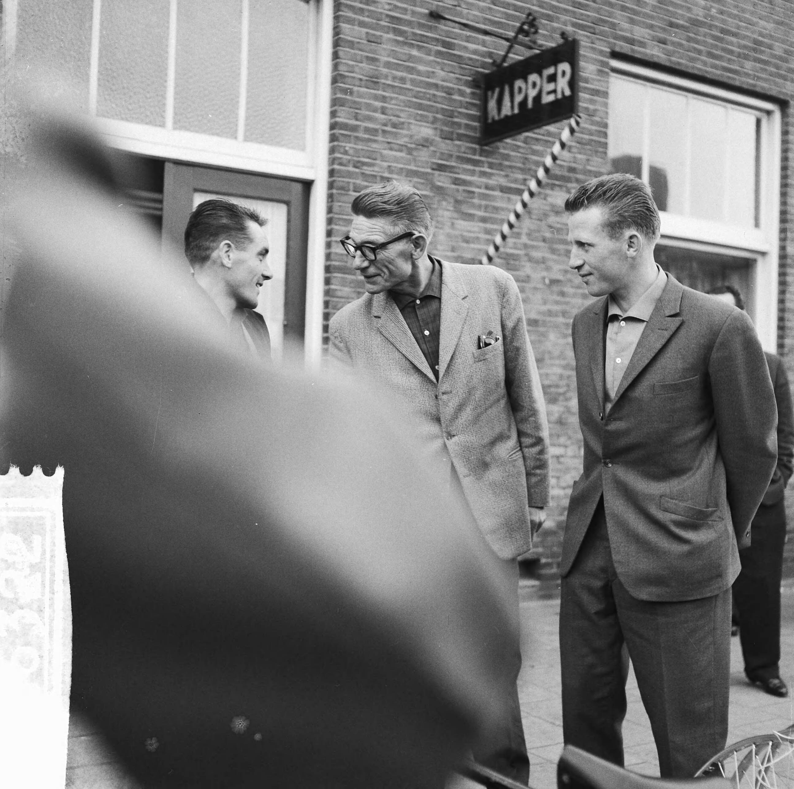 Tour de France 1961 — Vertrek Tour de France ploeg naar Frankrijk. Ploegleider Klaas Buchly in gesprek met Piet Damen en Jaap Kersten — Foto: Koch, Eric / Anefo. Licentie: Set B: Rechtenvrij / Publiek Domein. Bron: Nationaal Archief. http://hdl.handle.net/10648/a9d99980-d0b4-102d-bcf8-003048976d84