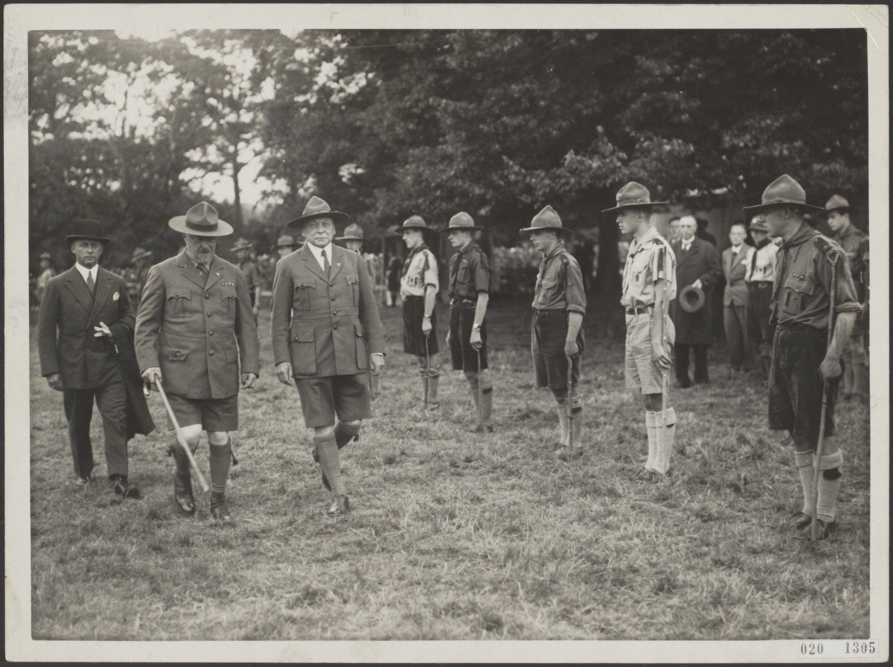 Fotocollectie Elsevier Binnenland — Het Nationaal Padvinderskamp te Wassenaar werd officiëel door Z.K.H. prins Hendrik geopend. Prins Hendrik arriveert in het kamp, naast hem (rechts) vice-admiraal b.d. Rambonnet — Foto: N.V. Polygoon. Licentie: Set B: Rechtenvrij / Publiek Domein. Bron: Nationaal Archief. http://hdl.handle.net/10648/adcd7ed0-d0b4-102d-bcf8-003048976d84