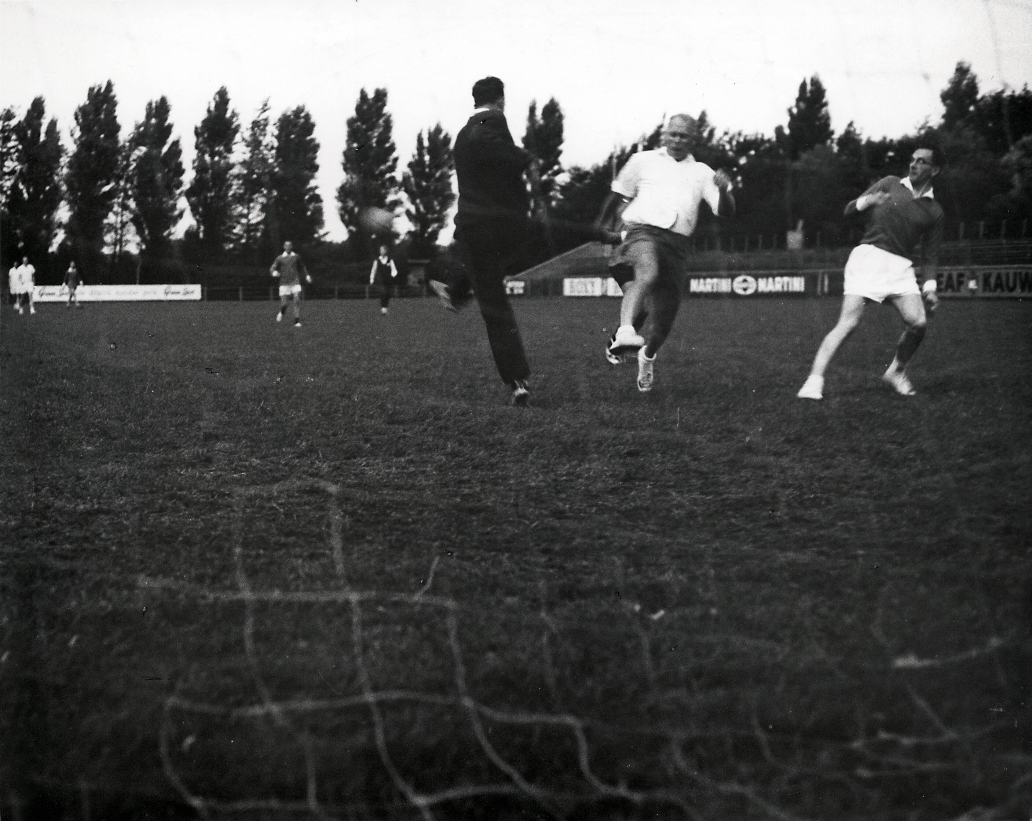 Sportactiviteiten personeel Drukkerij N.V. De Spaarnestad / Voetbal, o.a. F.C. Panorama — [Serie bedrijfsvoetbal Spaarnestad] De heer Elfers is weer eens doorgebroken. De robuuste middenvoor was zonder twijfel de gevaarlijkste man van de voorhoede — Foto: Fotograaf Onbekend / Spaarnestad / Spaarnestad Photo (05887). Licentie: Set B: Rechtenvrij / Publiek Domein. Bron: Nationaal Archief. http://hdl.handle.net/10648/35429da6-3f1c-a382-e063-6df0900a6686