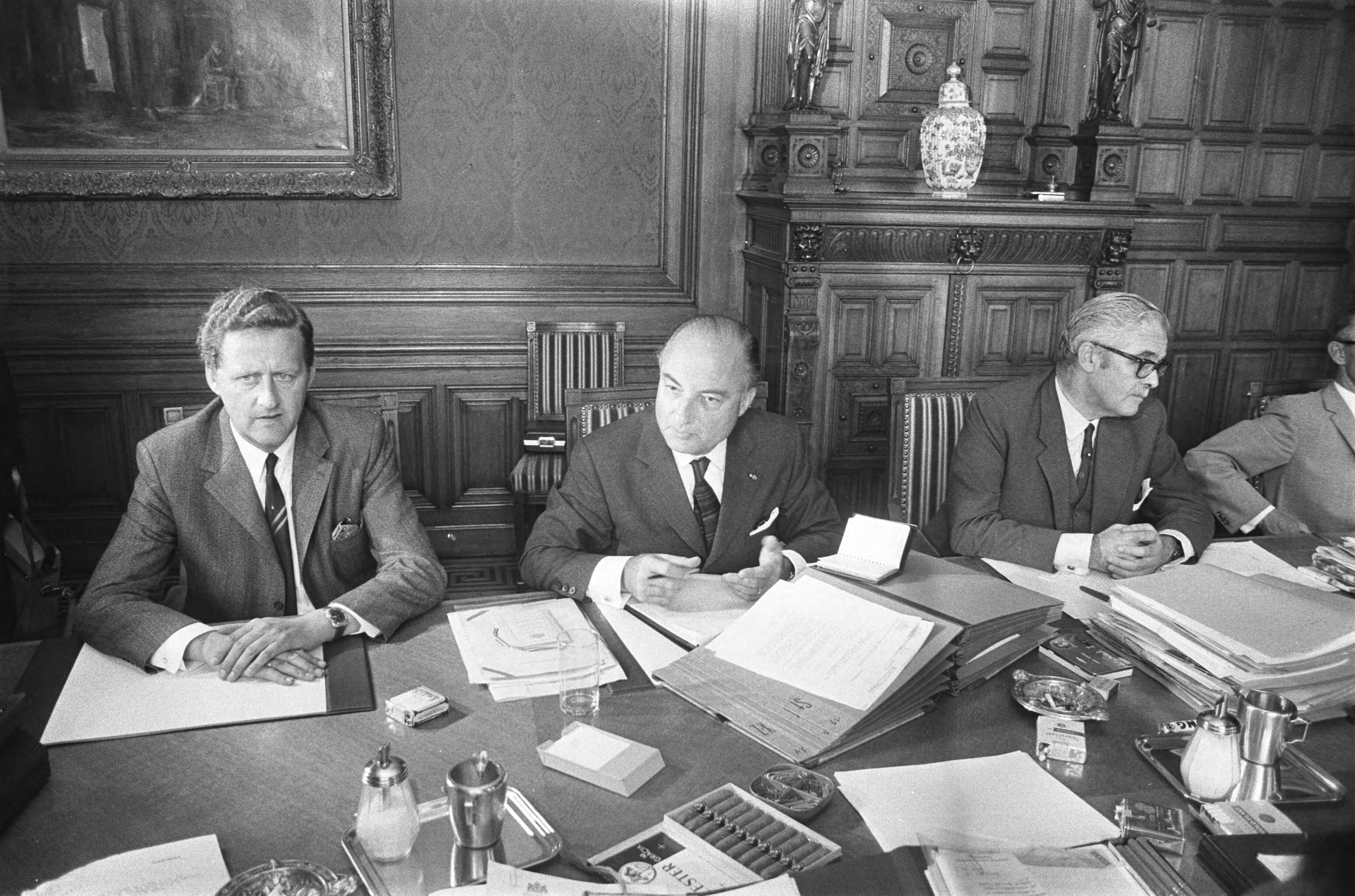 Fotocollectie Anefo — Rijksministerraad bijeen met nieuwe kabinet Biesheuvel, Den Haag , v.l.n.r. Boertien, Schmelzer, Geertsema — Foto: Verhoeff, Bert / Anefo. Licentie: Set B: Rechtenvrij / Publiek Domein. Bron: Nationaal Archief. http://hdl.handle.net/10648/abc5f3ce-d0b4-102d-bcf8-003048976d84
