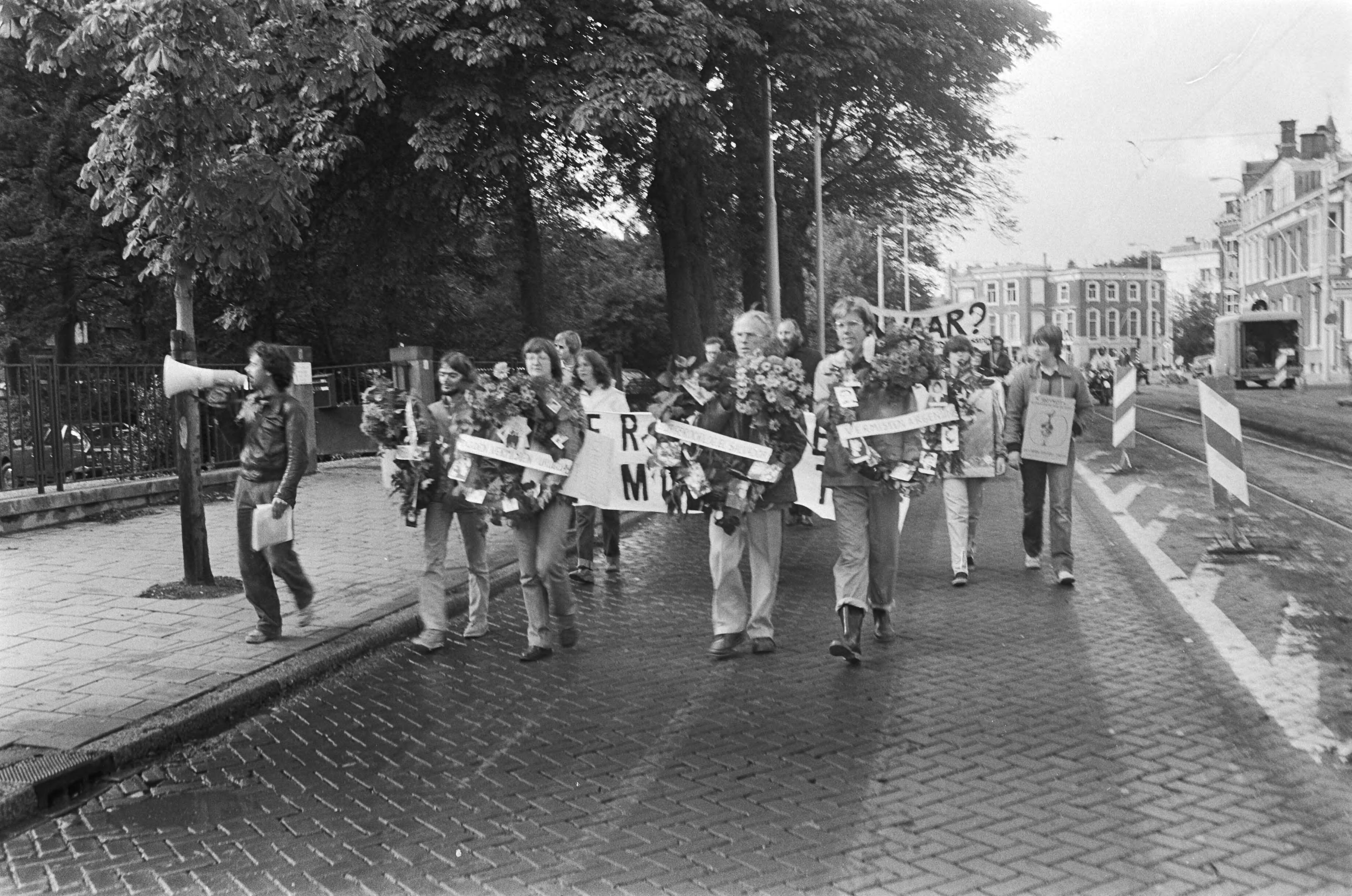 Demonstratie in Den Haag tegen verschillende dictatoriale regimes in Zuid-Amerika — Den Haag|Zuid-Holland|demonstraties |demonstranten |dictators — Foto: Pereira, Fernando / Anefo. Licentie: Set B: Rechtenvrij / Publiek Domein. Bron: Nationaal Archief. http://hdl.handle.net/10648/ace787ae-d0b4-102d-bcf8-003048976d84