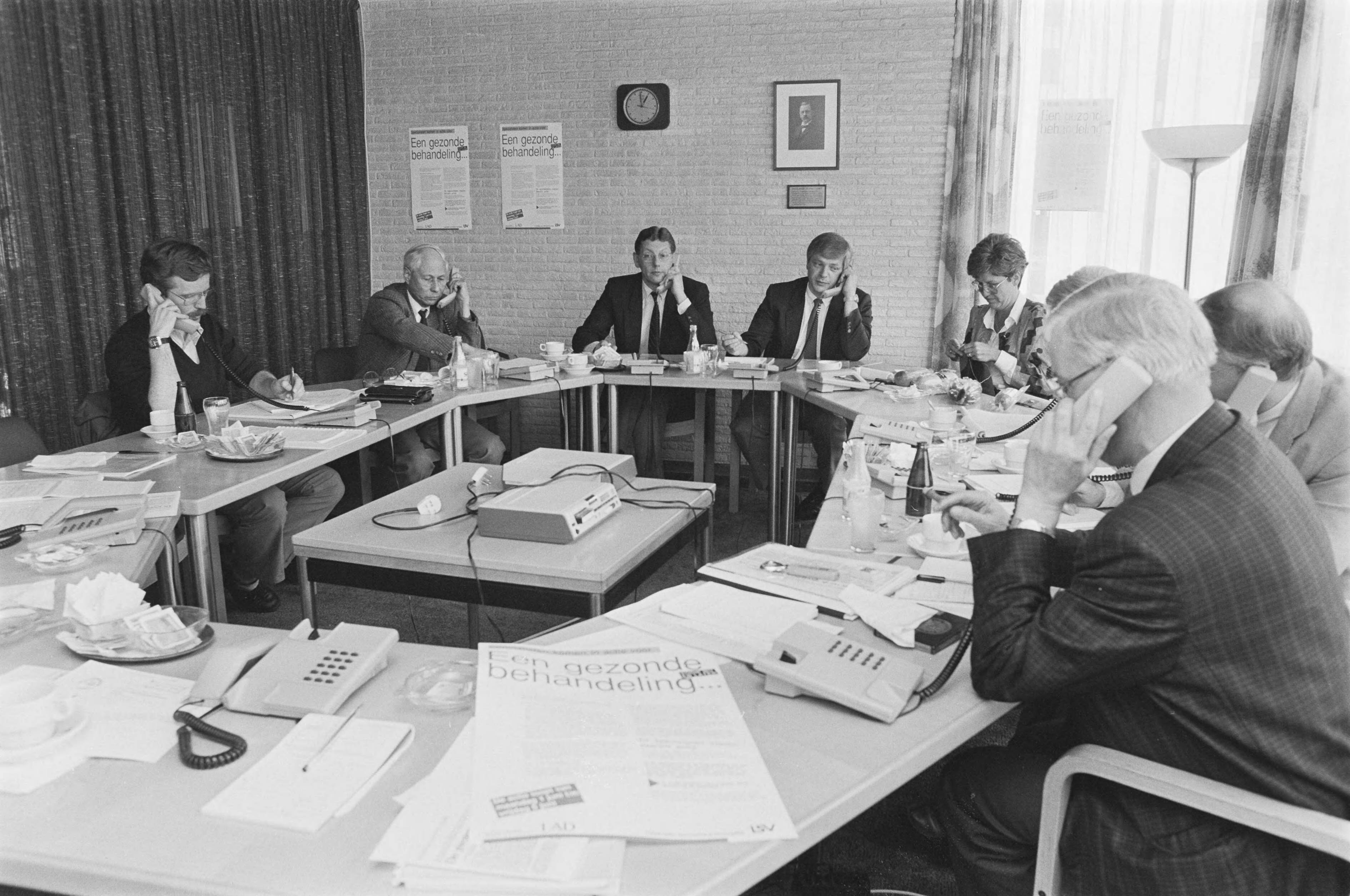 Fotocollectie Anefo — Actie medisch specialisten uit protest tegen plannen voor inkomensvermindering; actie-coordinatiecentrum in Utrecht — Foto: Gerrits, Roland / Anefo. Licentie: Set B: Rechtenvrij / Publiek Domein. Bron: Nationaal Archief. http://hdl.handle.net/10648/ad60ef54-d0b4-102d-bcf8-003048976d84