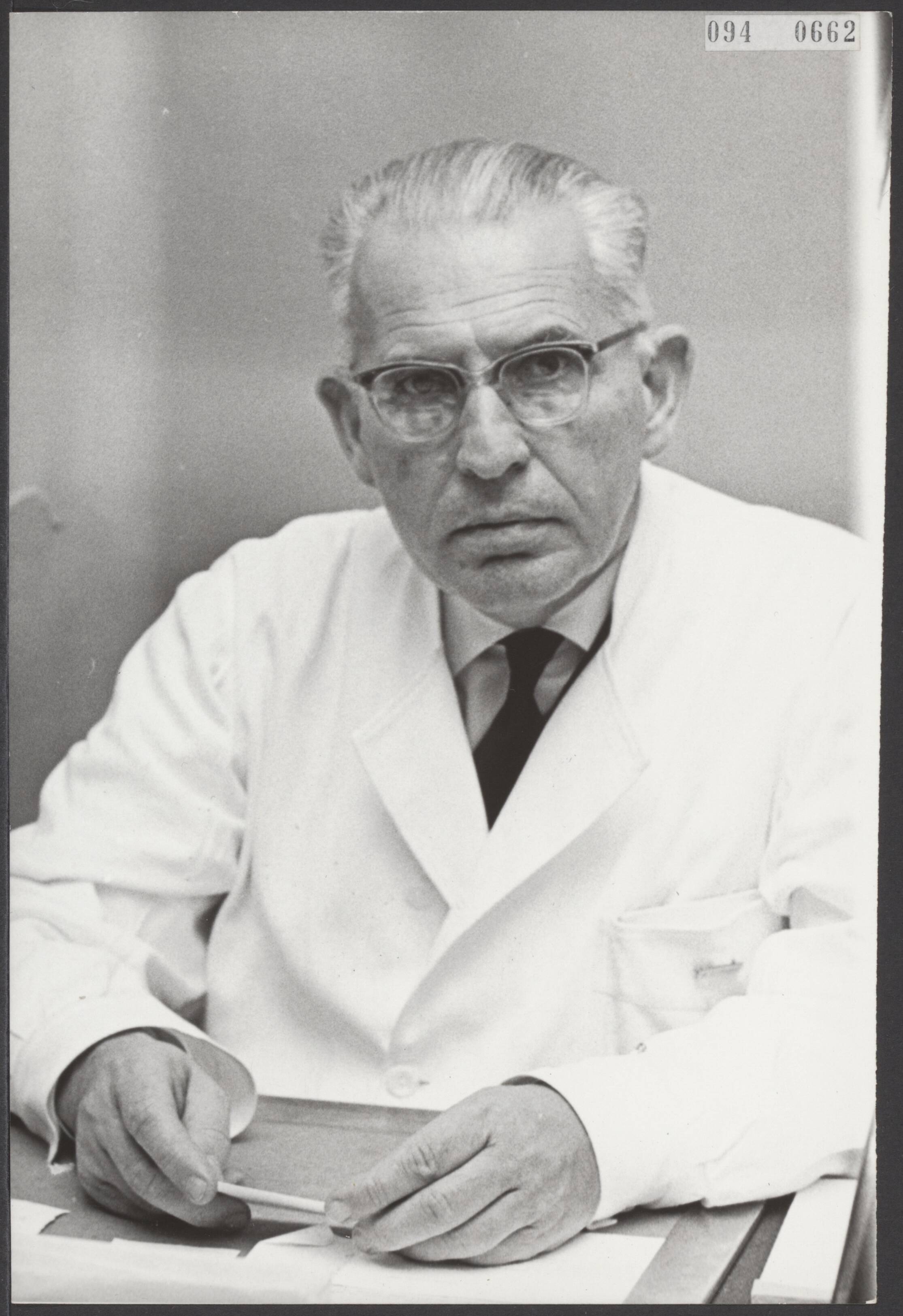 Fotocollectie Elsevier Binnenland — Professor Dr. W. P. Plate, 64 jaar, hoogleraar in de verloskunde en de leer der vrouwenziekten aan de Utrechtse Rijksuniversiteit, hoofd van de vrouwenkliniek in het Academisch Ziekenhuis, zal de leiding hebben bij de bevalling van prinses Beatrix. Professor Plate heeft ca. 4000 bevallingen gedaan — Foto: Kroon, Ron / Anefo. Licentie: Set B: Rechtenvrij / Publiek Domein. Bron: Nationaal Archief. http://hdl.handle.net/10648/ae2d28e4-d0b4-102d-bcf8-003048976d84