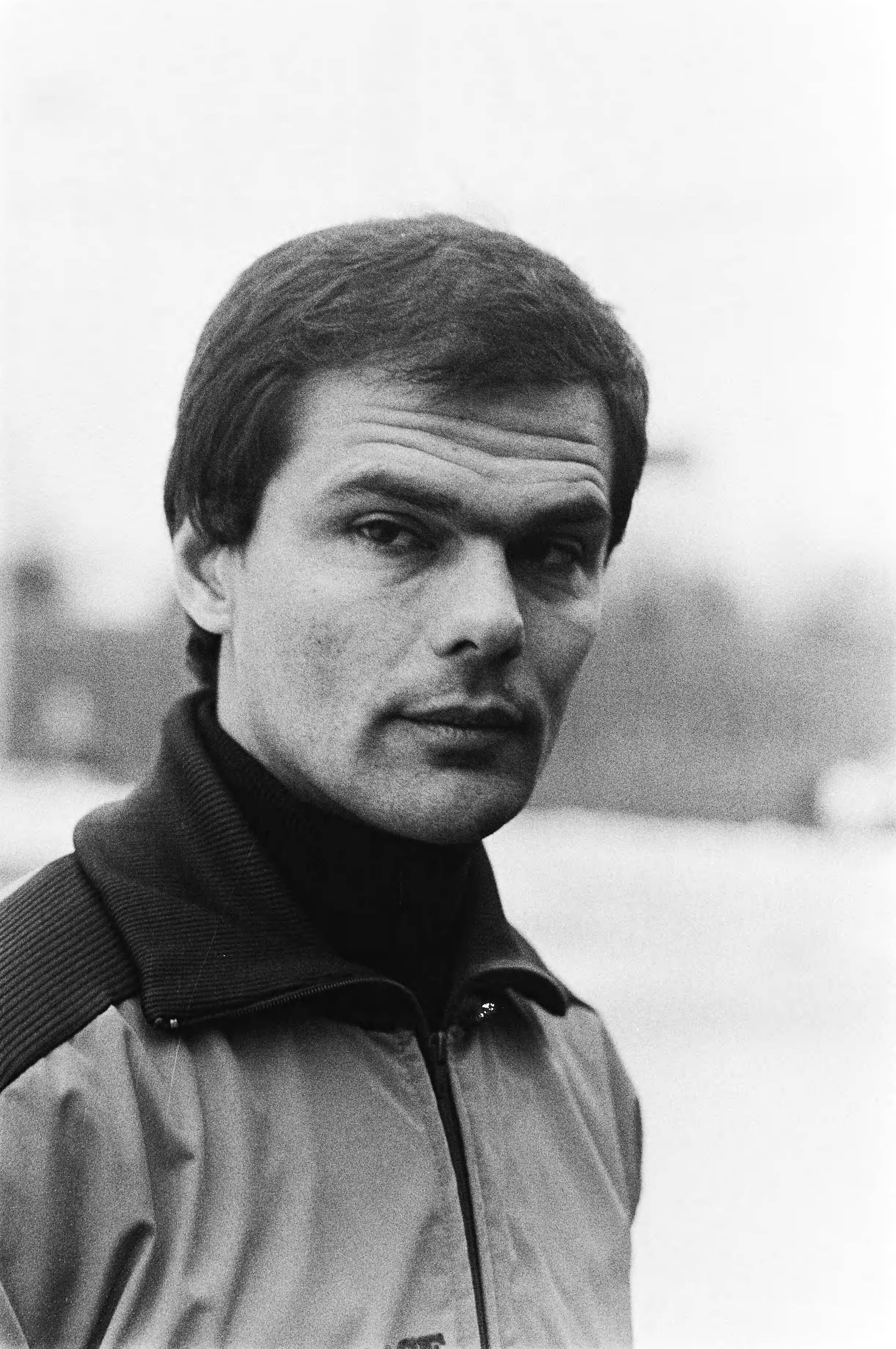 Fotocollectie Anefo — Nederlandse kampioenschappen schaatsen dames allround in Den Haag. Dames-coach Ab Krook. — Foto: Suyk, Koen / Anefo. Licentie: Set B: Rechtenvrij / Publiek Domein. Bron: Nationaal Archief. http://hdl.handle.net/10648/acd7a122-d0b4-102d-bcf8-003048976d84