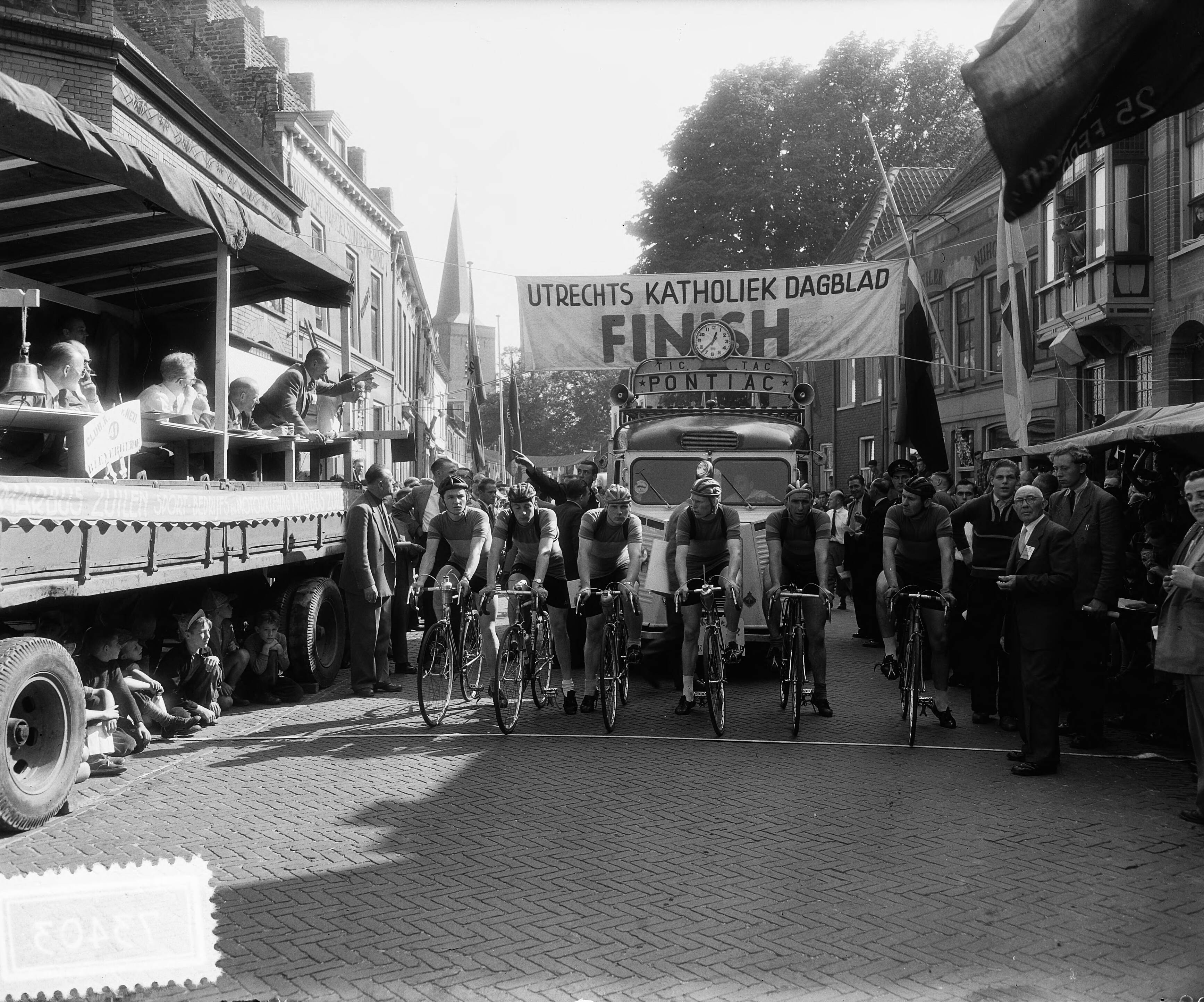 Fotocollectie Anefo — Wielerclubkampioenschap van Nederland te Wijk bij Duurstede, ploeg DTS uit Zaanstreek — Foto: Rossem, Wim van / Anefo. Licentie: Set B: Rechtenvrij / Publiek Domein. Bron: Nationaal Archief. http://hdl.handle.net/10648/a93b5978-d0b4-102d-bcf8-003048976d84