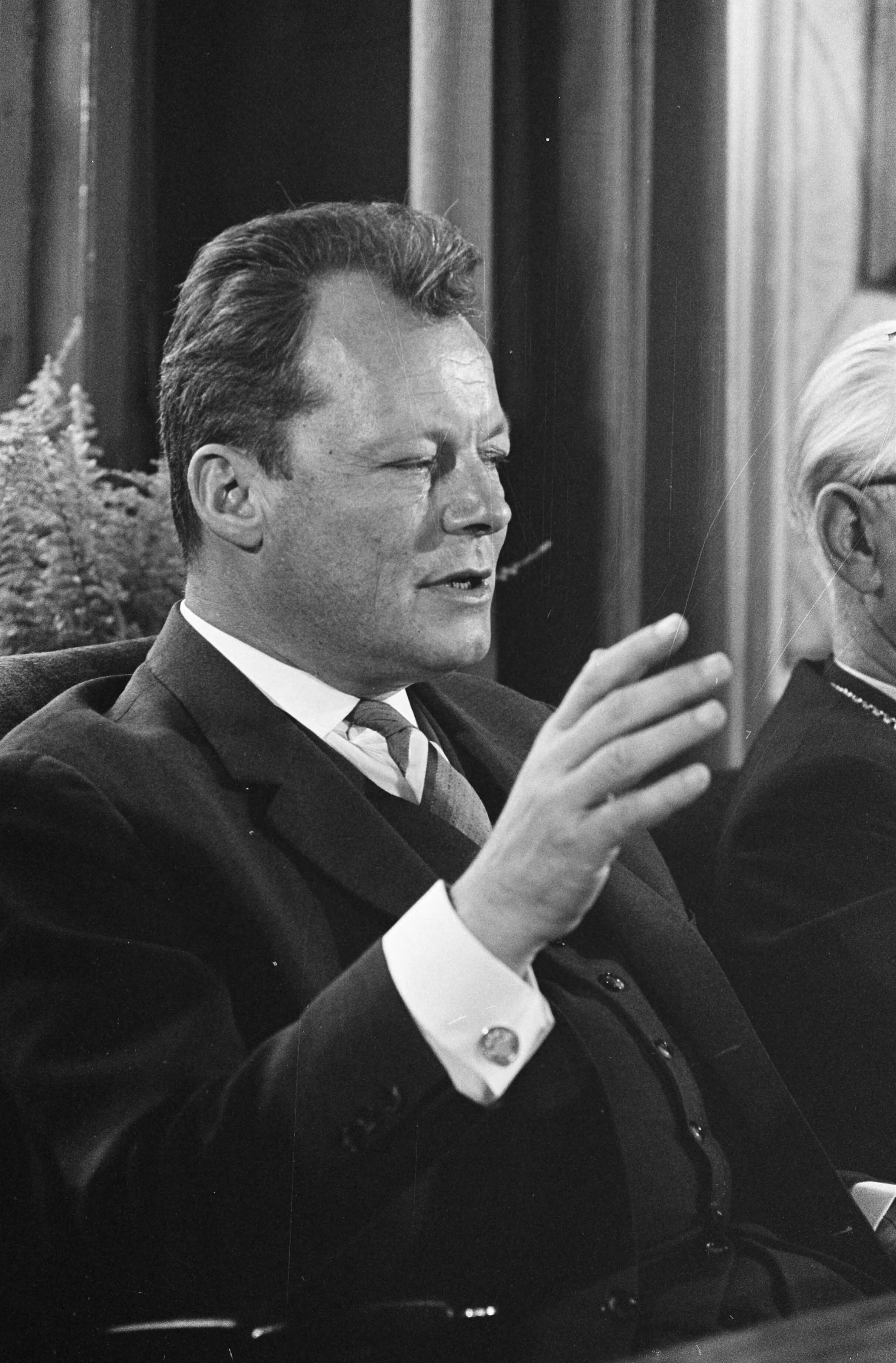 Fotocollectie Anefo — Willy Brandt, burgemeester van West-Berlijn in Groningen, rechts J. Tuin, burgemeester van Groningen — Foto: Koch, Eric / Anefo. Licentie: Set B: Rechtenvrij / Publiek Domein. Bron: Nationaal Archief. http://hdl.handle.net/10648/aa1afd76-d0b4-102d-bcf8-003048976d84