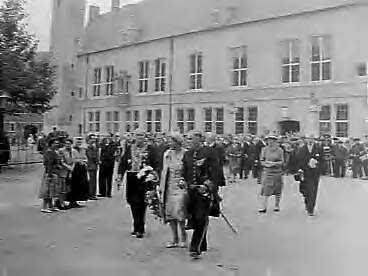 Bezoek van koningin Juliana aan Middelburg en Katseveer (1960) — Koningin Juliana bezoekt Middelburg, Koningin verlaat het Provinciehuis — Foto: Rossem, Wim van / Anefo. Licentie: Set B: Rechtenvrij / Publiek Domein. Bron: Nationaal Archief. http://hdl.handle.net/10648/a9aef2de-d0b4-102d-bcf8-003048976d84