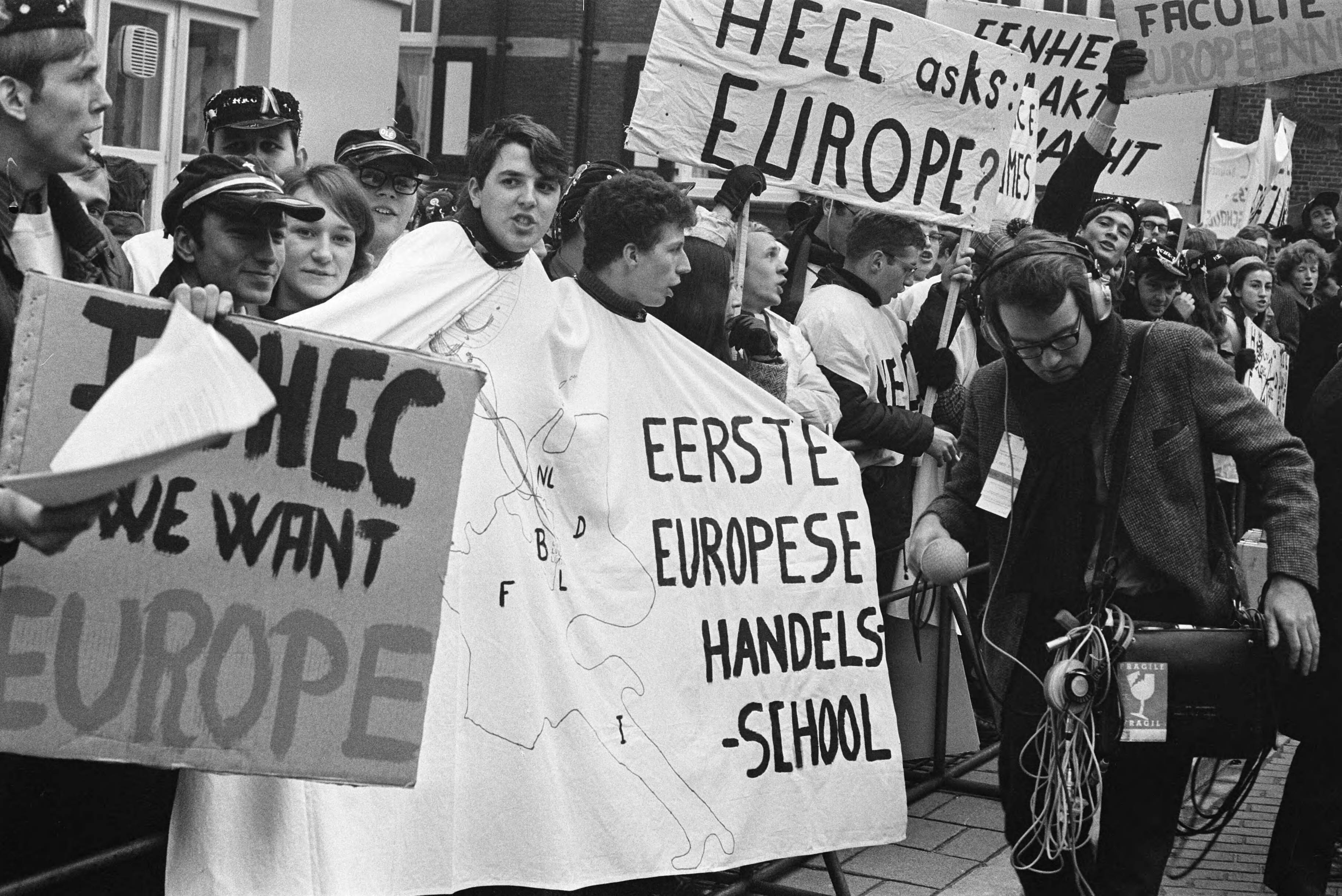 Fotocollectie Anefo — Demonstraties bij het Binnenhof Den Haag tijdens EEG-conferentie. Een Franse demonstrante wordt door de politie naar politie-auto vervoerd — Foto: Verhoeff, Bert / Anefo. Licentie: Set B: Rechtenvrij / Publiek Domein. Bron: Nationaal Archief. http://hdl.handle.net/10648/ab842c6e-d0b4-102d-bcf8-003048976d84