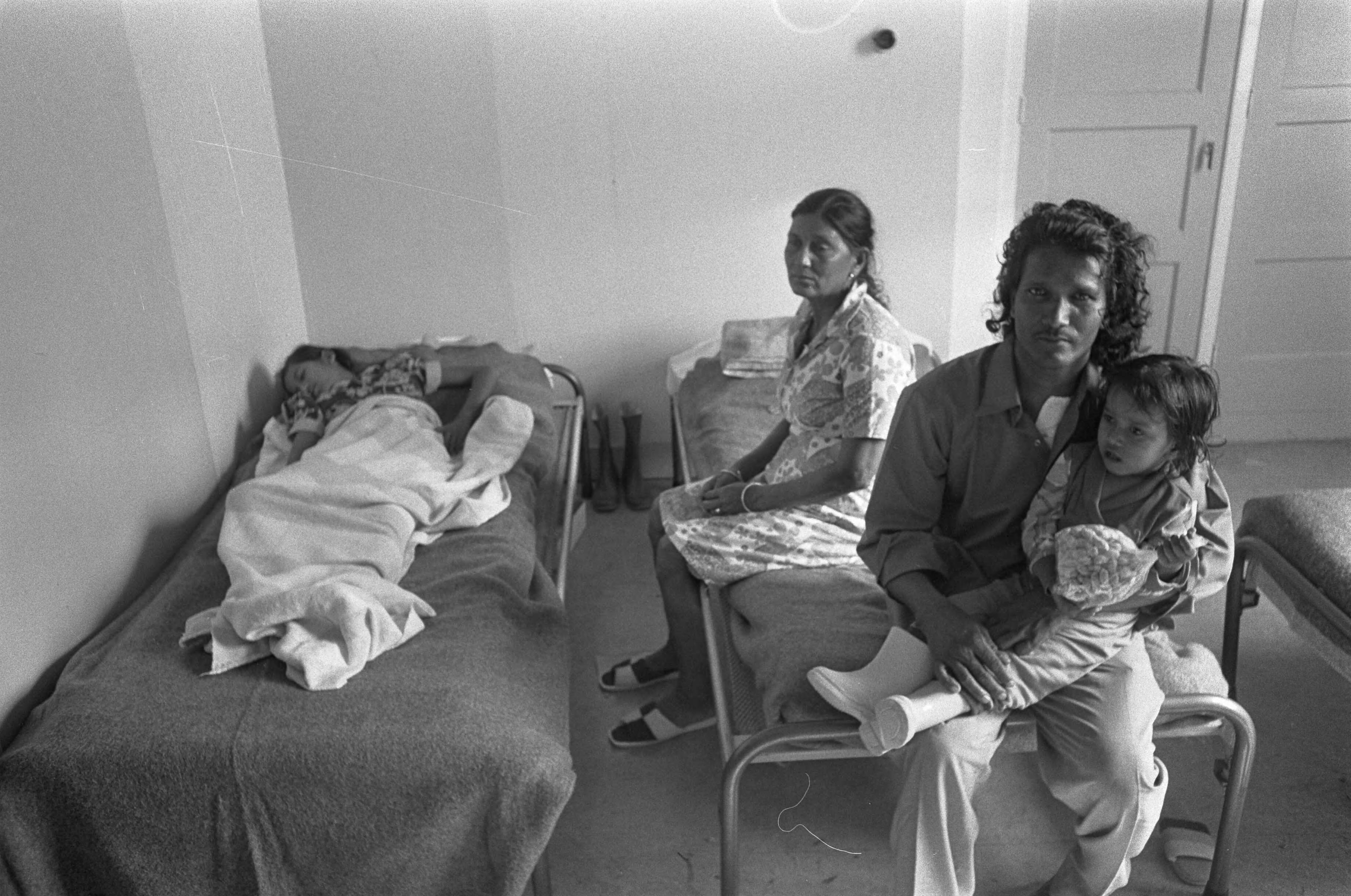 Fotocollectie Anefo — Surinamers ondergebracht in Frederikkazerne in Leeuwarden familie in de slaapzaal in de kazerne — Foto: Verhoeff, Bert / Anefo. Licentie: Set B: Rechtenvrij / Publiek Domein. Bron: Nationaal Archief. http://hdl.handle.net/10648/ac724368-d0b4-102d-bcf8-003048976d84