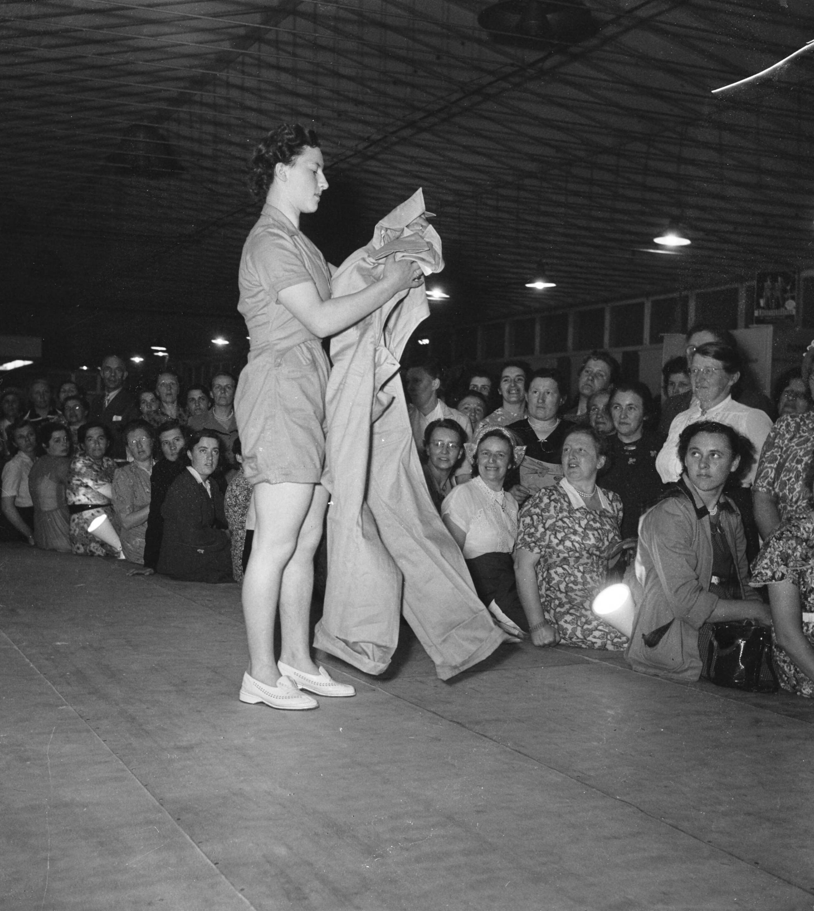 Landbouwtentoonstelling Utrecht (1952) — Landbouwtentoonstelling Utrecht. Modeshow — Foto: Noske, J.D. / Anefo. Licentie: Set B: Rechtenvrij / Publiek Domein. Bron: Nationaal Archief. http://hdl.handle.net/10648/a8f90b9a-d0b4-102d-bcf8-003048976d84