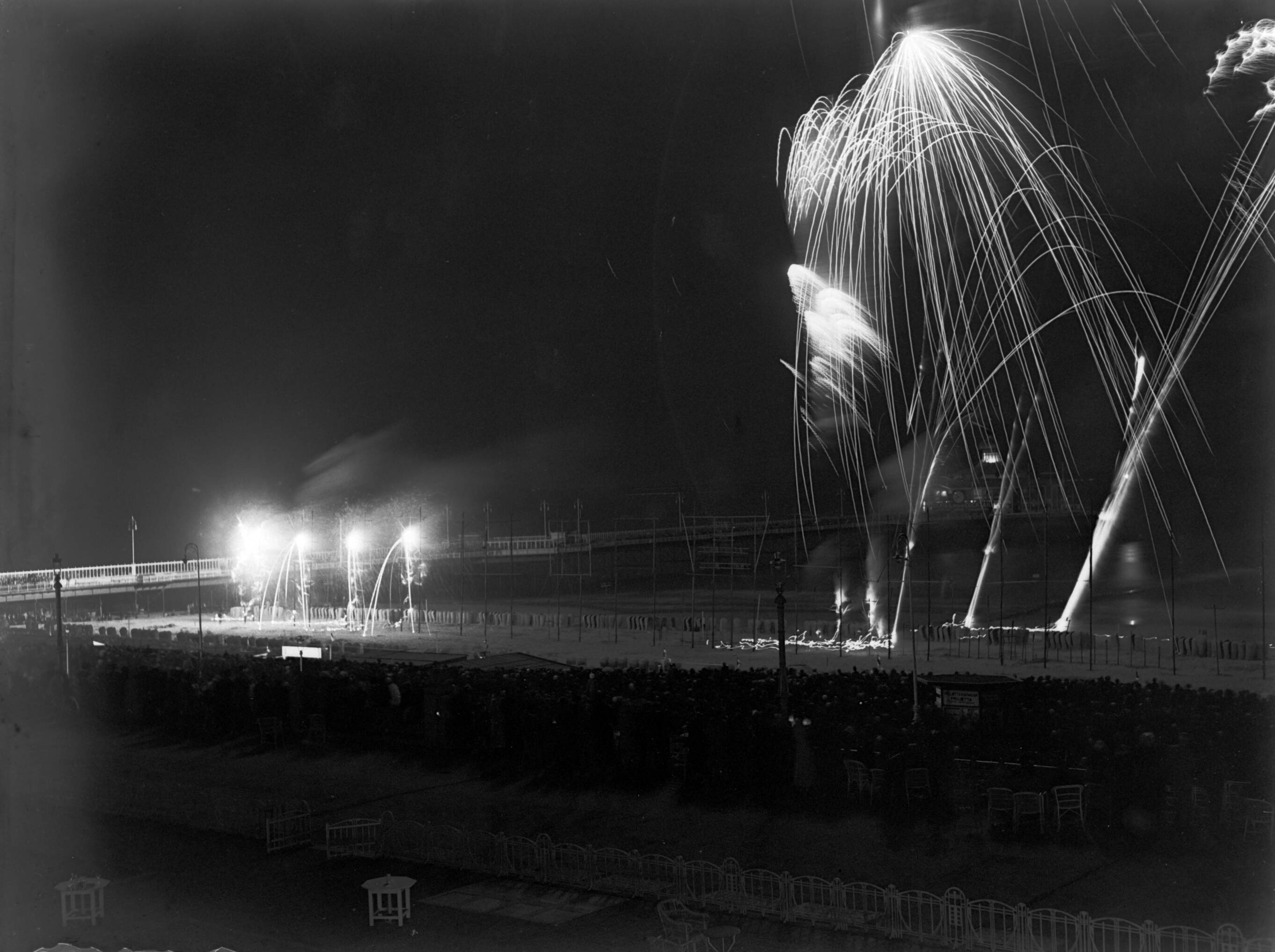 Scheveningen. — Vuurwerk op de boulevard in Scheveningen — Foto: Poll, Willem van de. Licentie: Set B: Rechtenvrij / Publiek Domein. Bron: Nationaal Archief. http://hdl.handle.net/10648/ae9ad880-d0b4-102d-bcf8-003048976d84