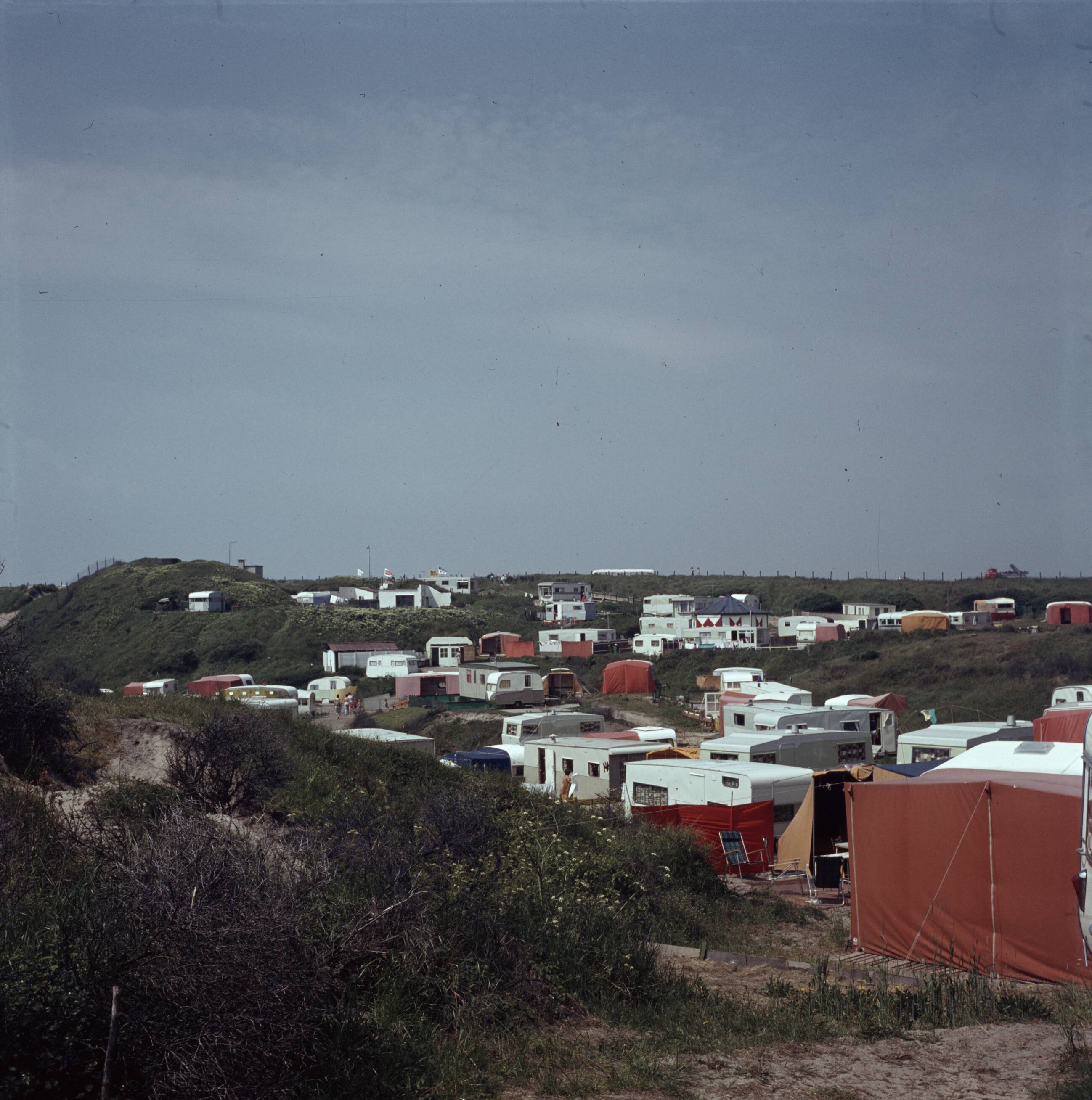 Reportage Nederland — Camping bij Zandvoort — Foto: Poll, Willem van de. Licentie: Set B: Rechtenvrij / Publiek Domein. Bron: Nationaal Archief. http://hdl.handle.net/10648/aeef449c-d0b4-102d-bcf8-003048976d84